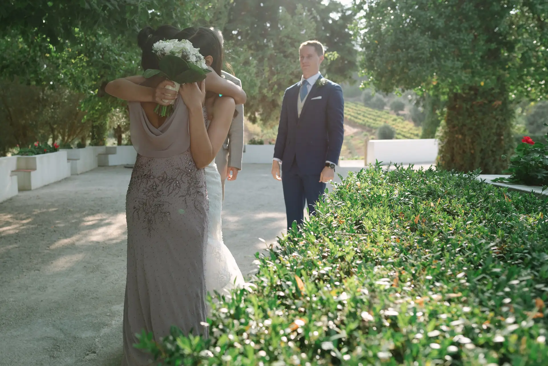 Una invitada se emociona abrazada en el jardín, en la Quinta da Grila, Lisboa