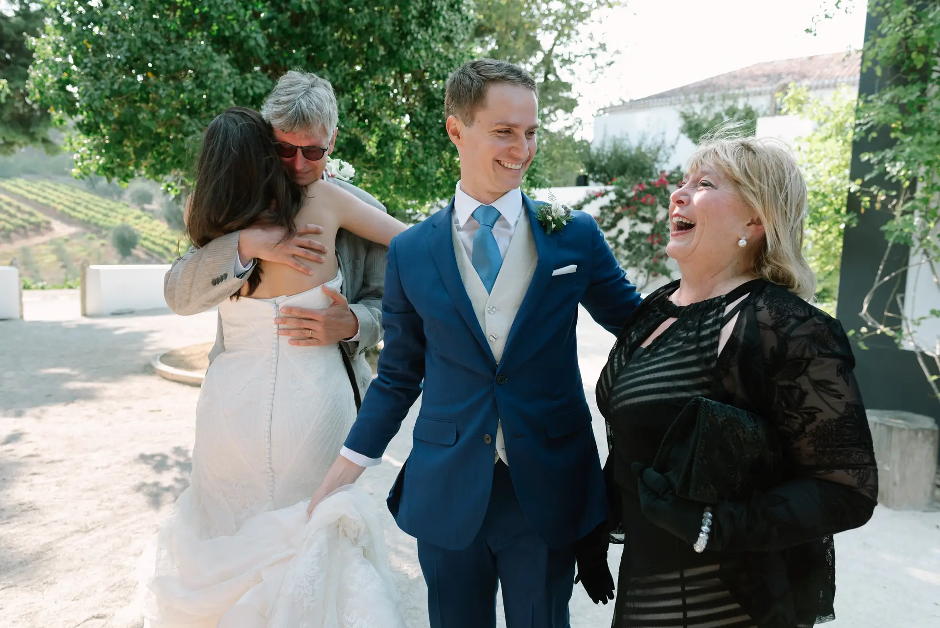 Alana y Quinn ríen con sus familiares tras la ceremonia, en la Quinta da Grila, Lisboa