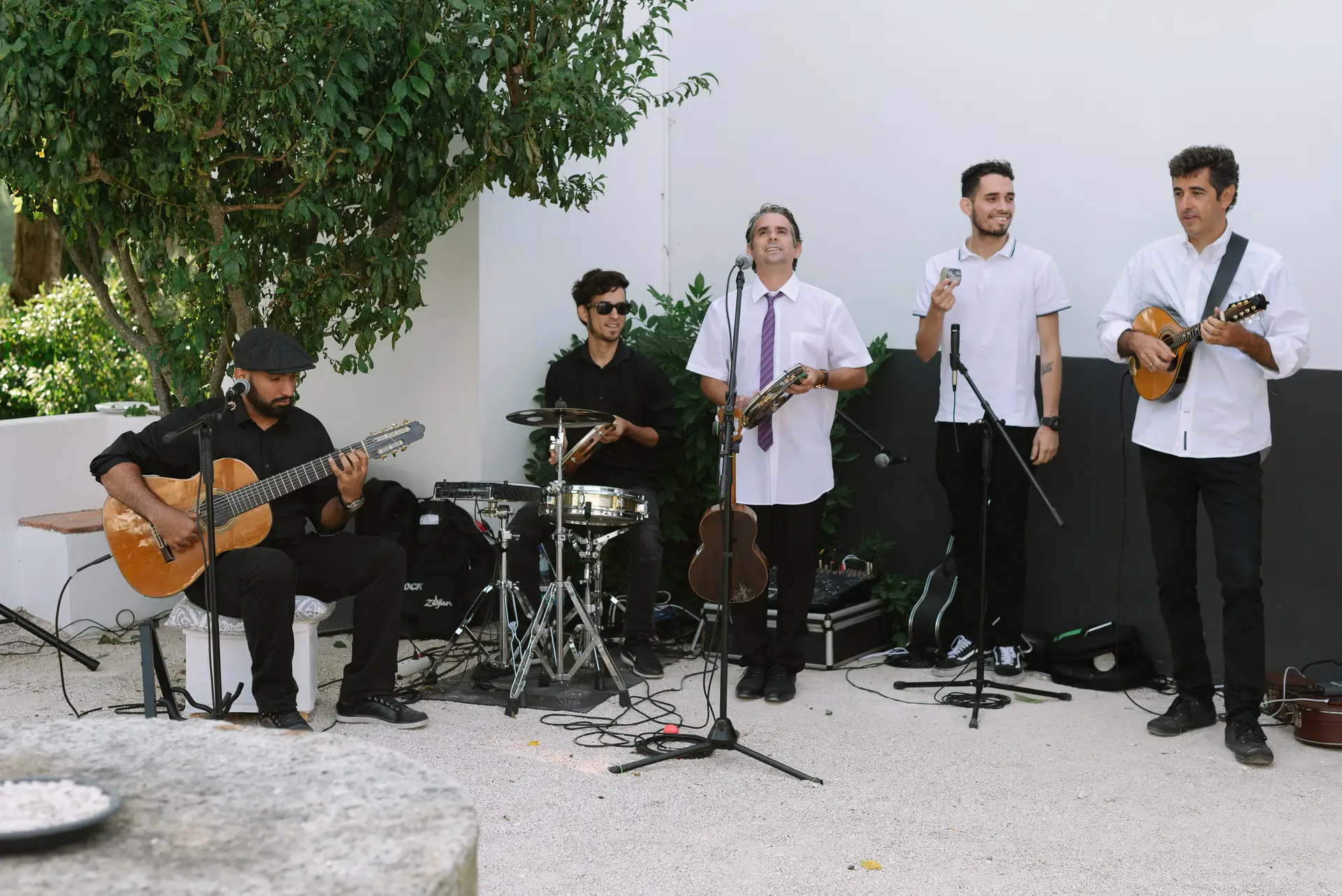 Grupo de música en directo en el patio blanco del cóctel, en la Quinta da Grila, Lisboa