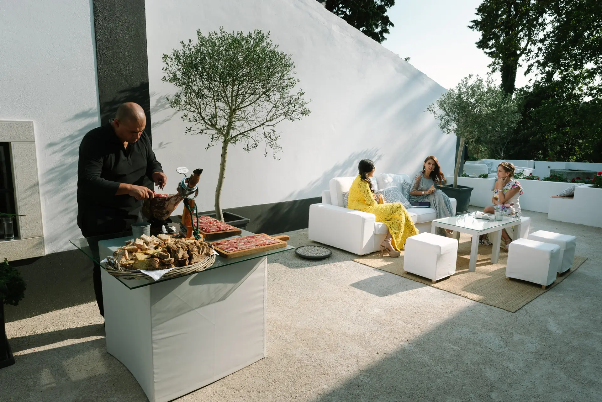 Cocinero cortando jamón en el patio del cóctel, en la Quinta da Grila, Lisboa