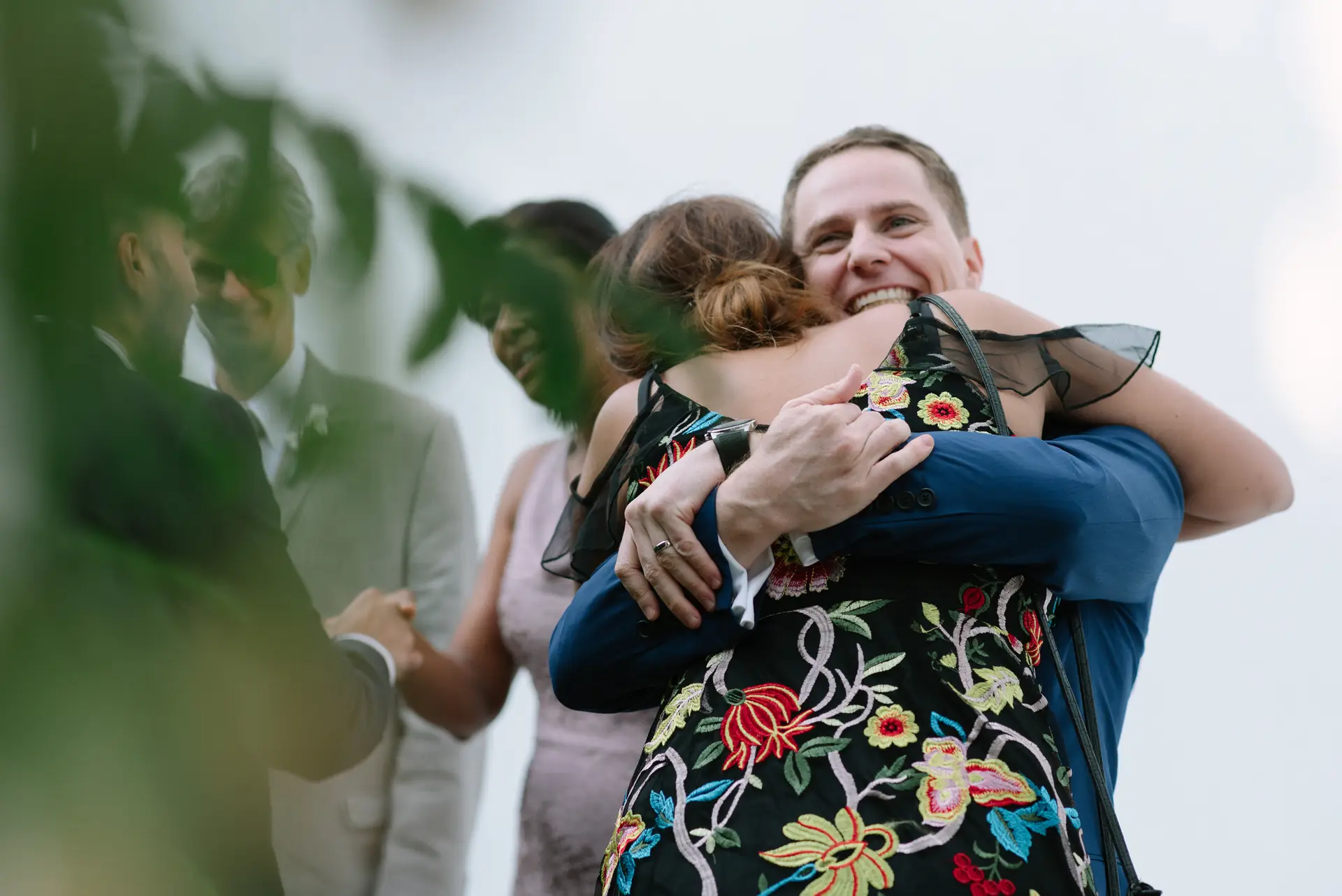 Quinn abraza a una invitada con vestido de flores, en la Quinta da Grila, Lisboa