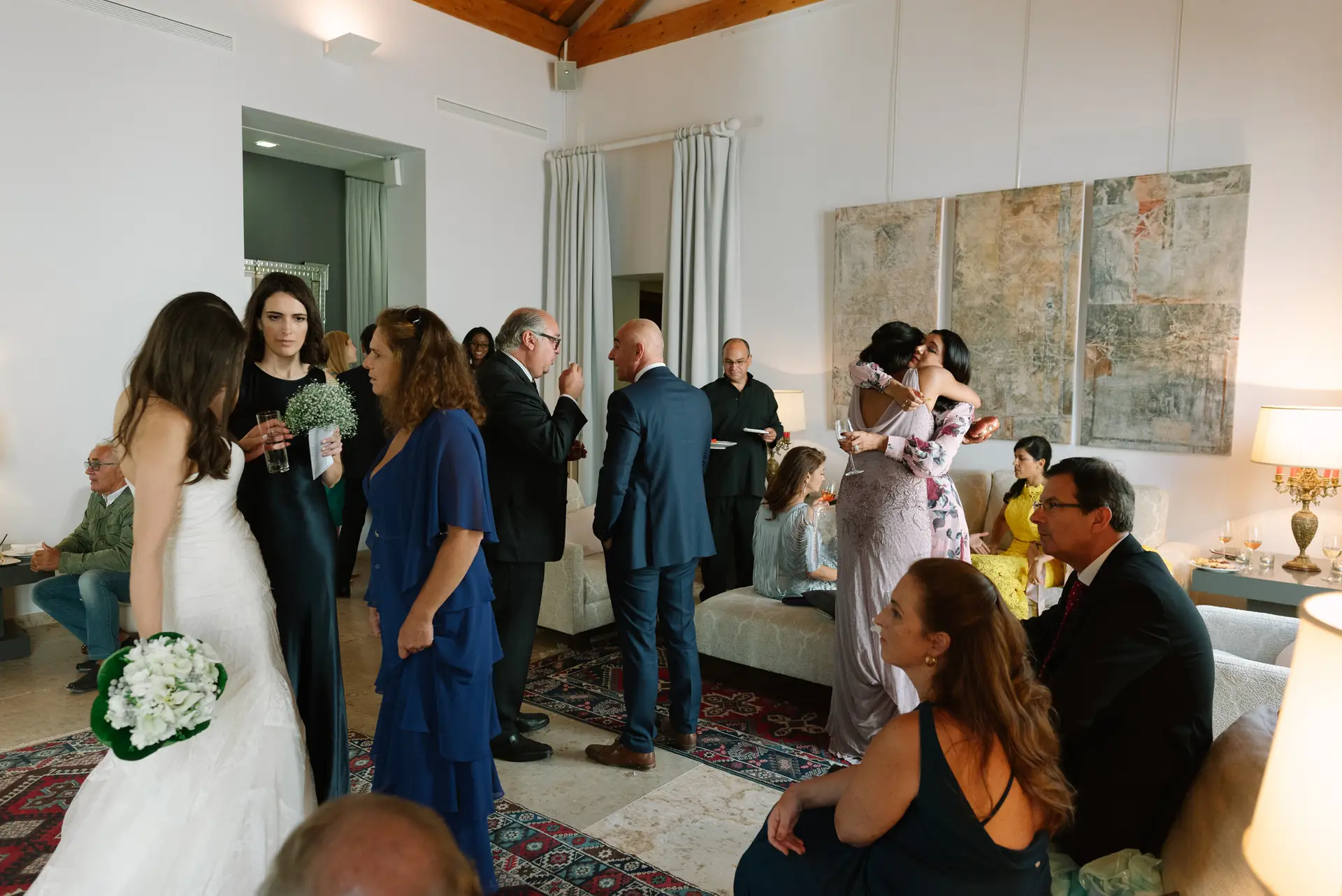 Alana con invitadas en el salón de la quinta