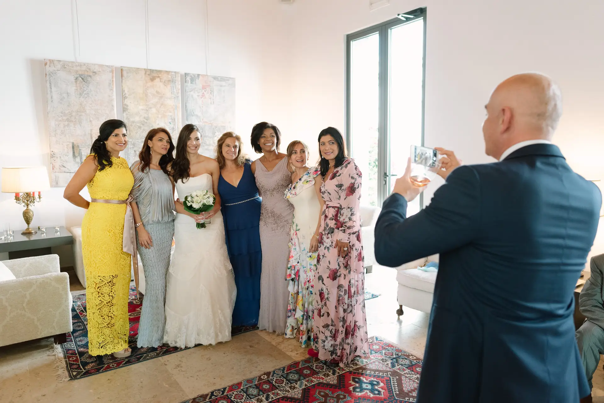 Fotografía de grupo de Alana con sus amigas en el salón, en la Quinta da Grila, Lisboa