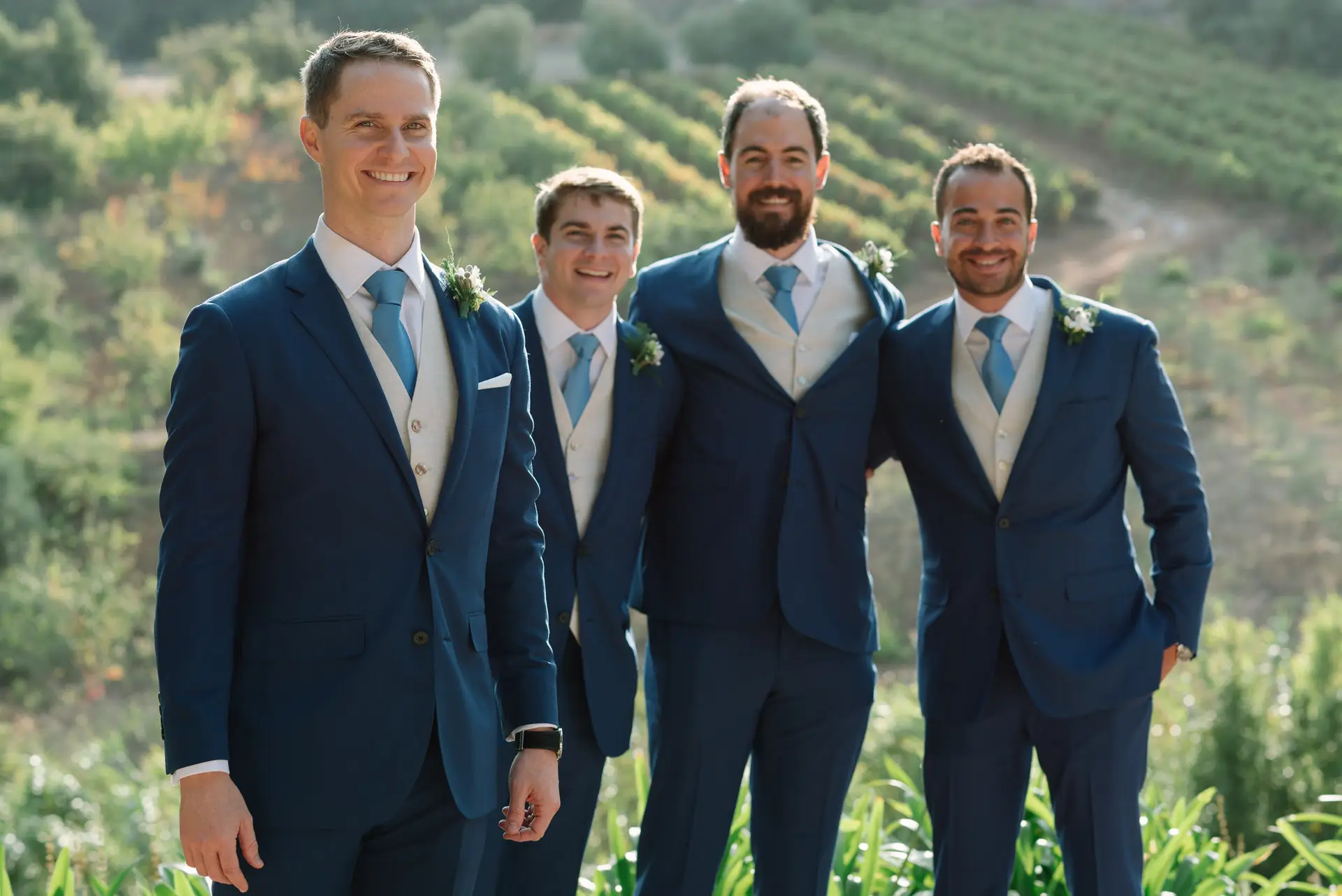 Quinn y sus padrinos con traje azul ante las viñas, en la Quinta da Grila, Lisboa