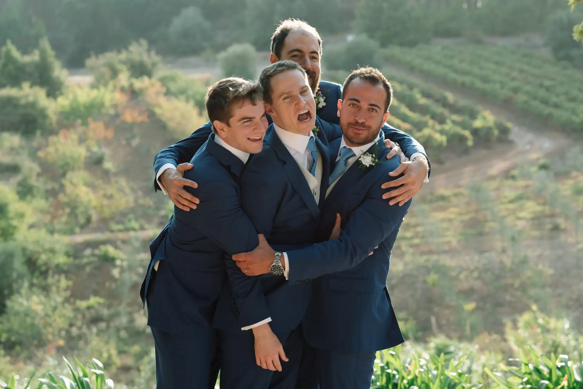 Quinn y sus padrinos se abrazan riendo, en la Quinta da Grila, Lisboa