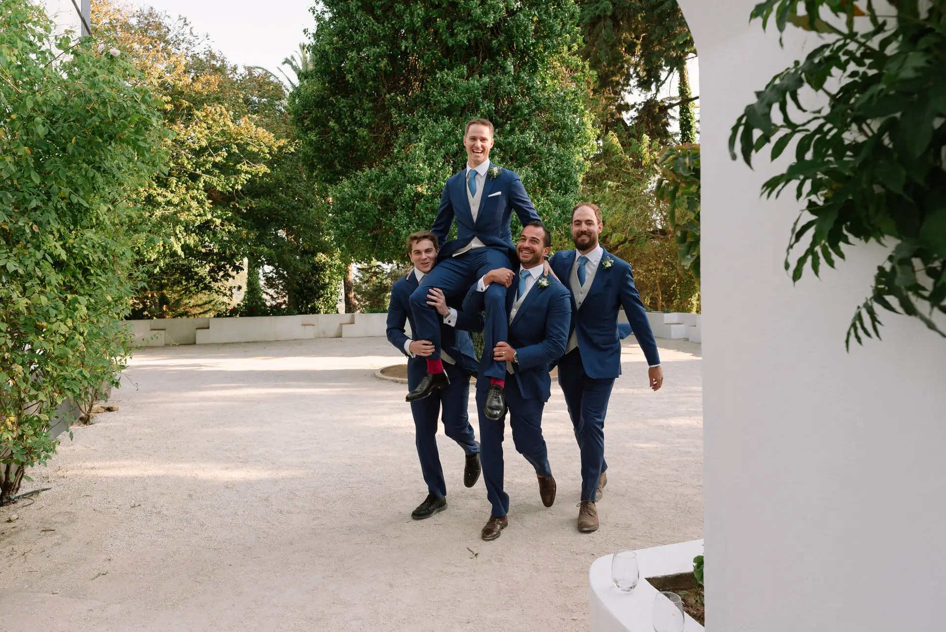 Los padrinos llevan a Quinn a hombros, en la Quinta da Grila, Lisboa