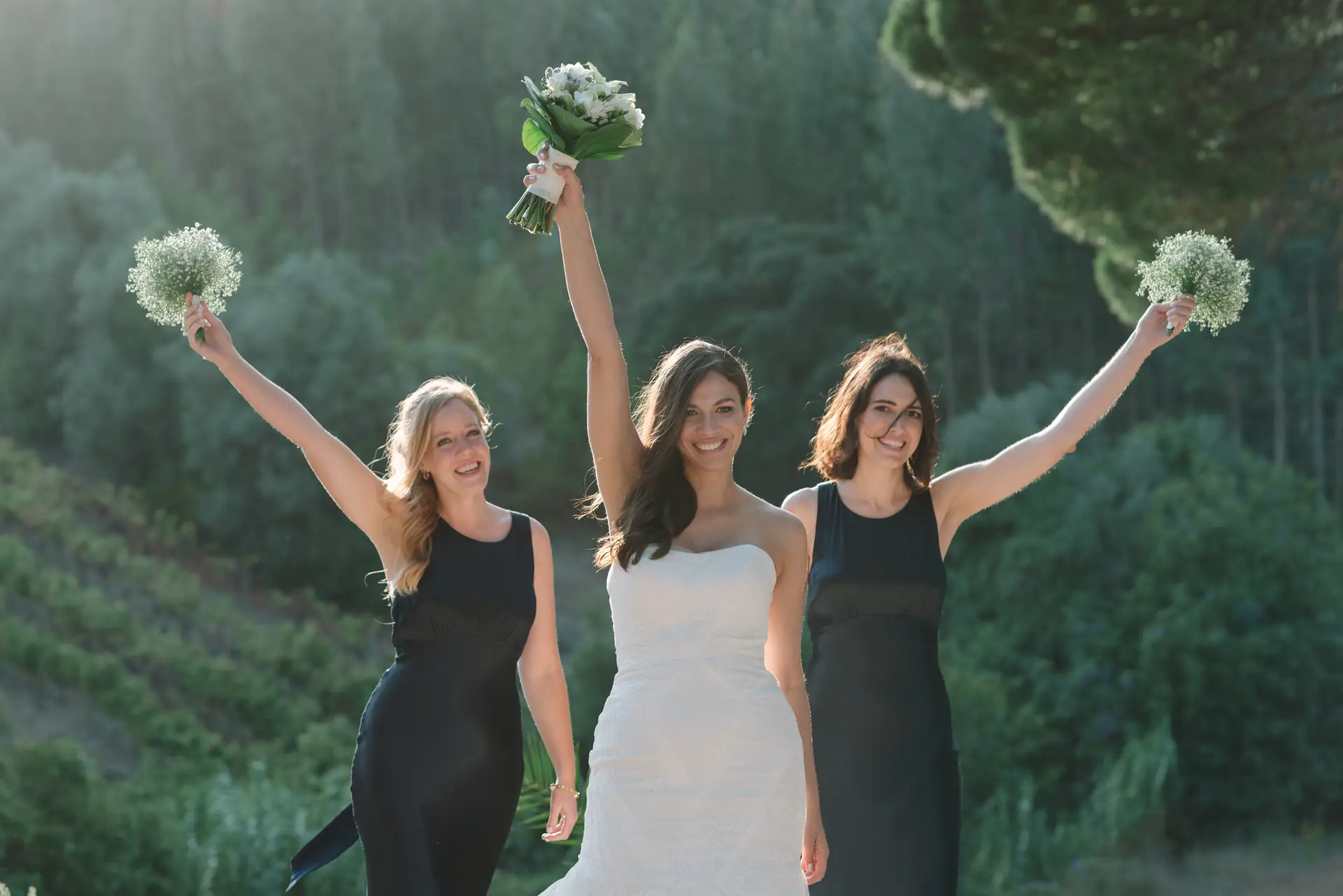 Alana y sus damas levantan los ramos ante el bosque, en la Quinta da Grila, Lisboa