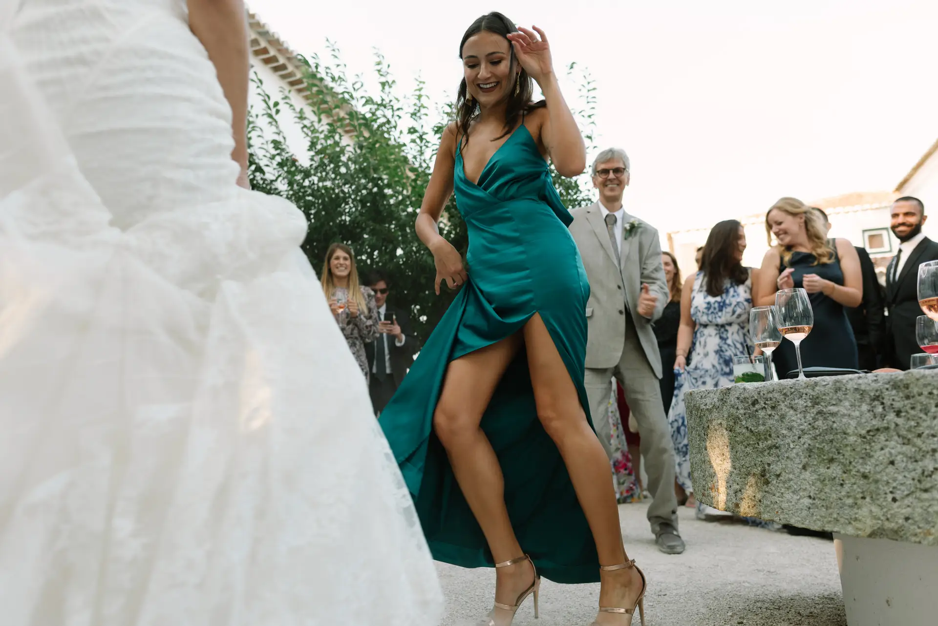 Una invitada con vestido verde baila en el cóctel, en la Quinta da Grila, Lisboa
