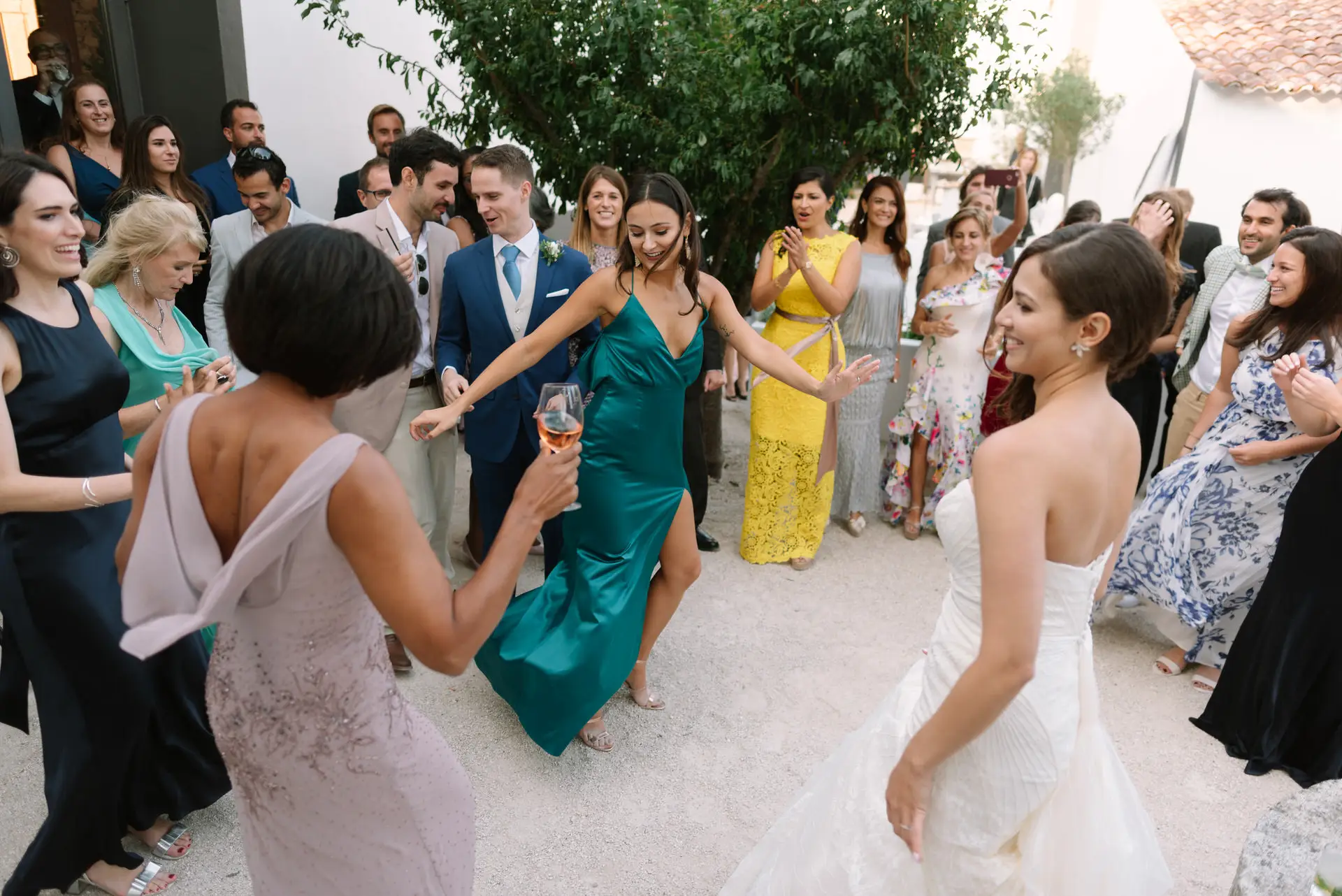 Alana baila con sus invitadas en el patio, en la Quinta da Grila, Lisboa