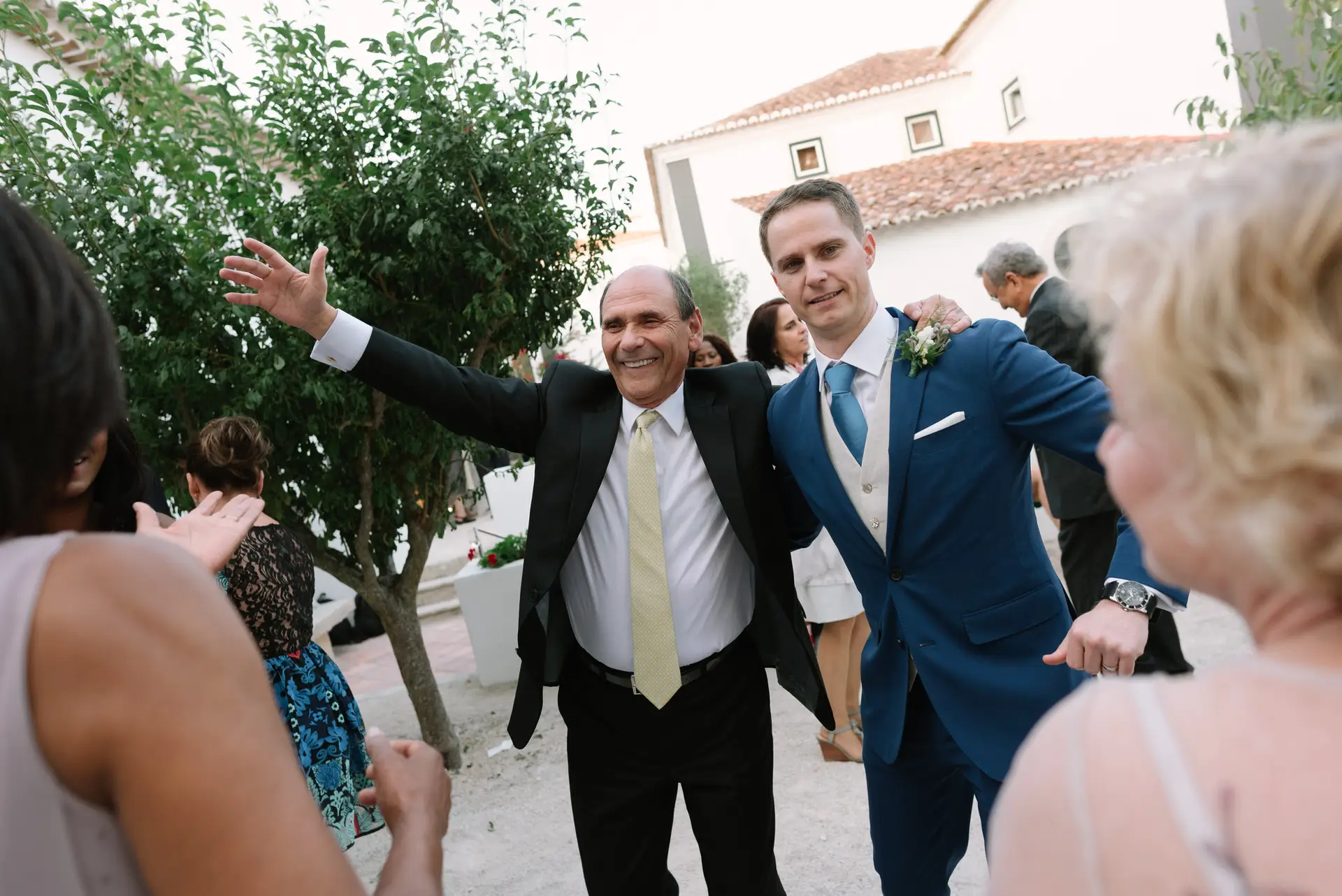 Invitado abre los brazos para recibir a Quinn, en la Quinta da Grila, Lisboa