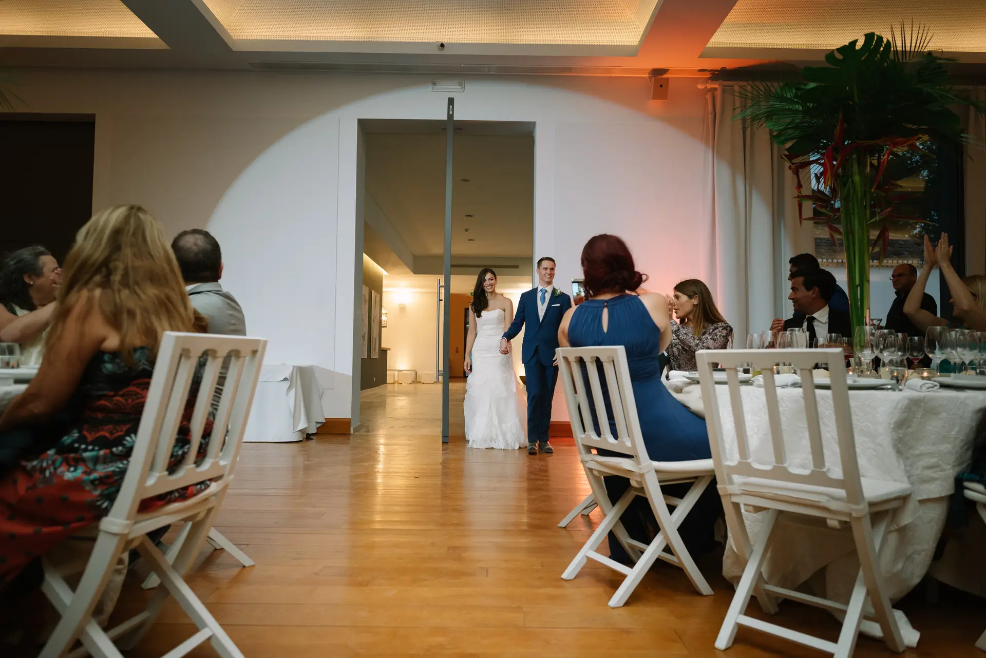 Alana y Quinn entran al salón del banquete, en la Quinta da Grila, Lisboa