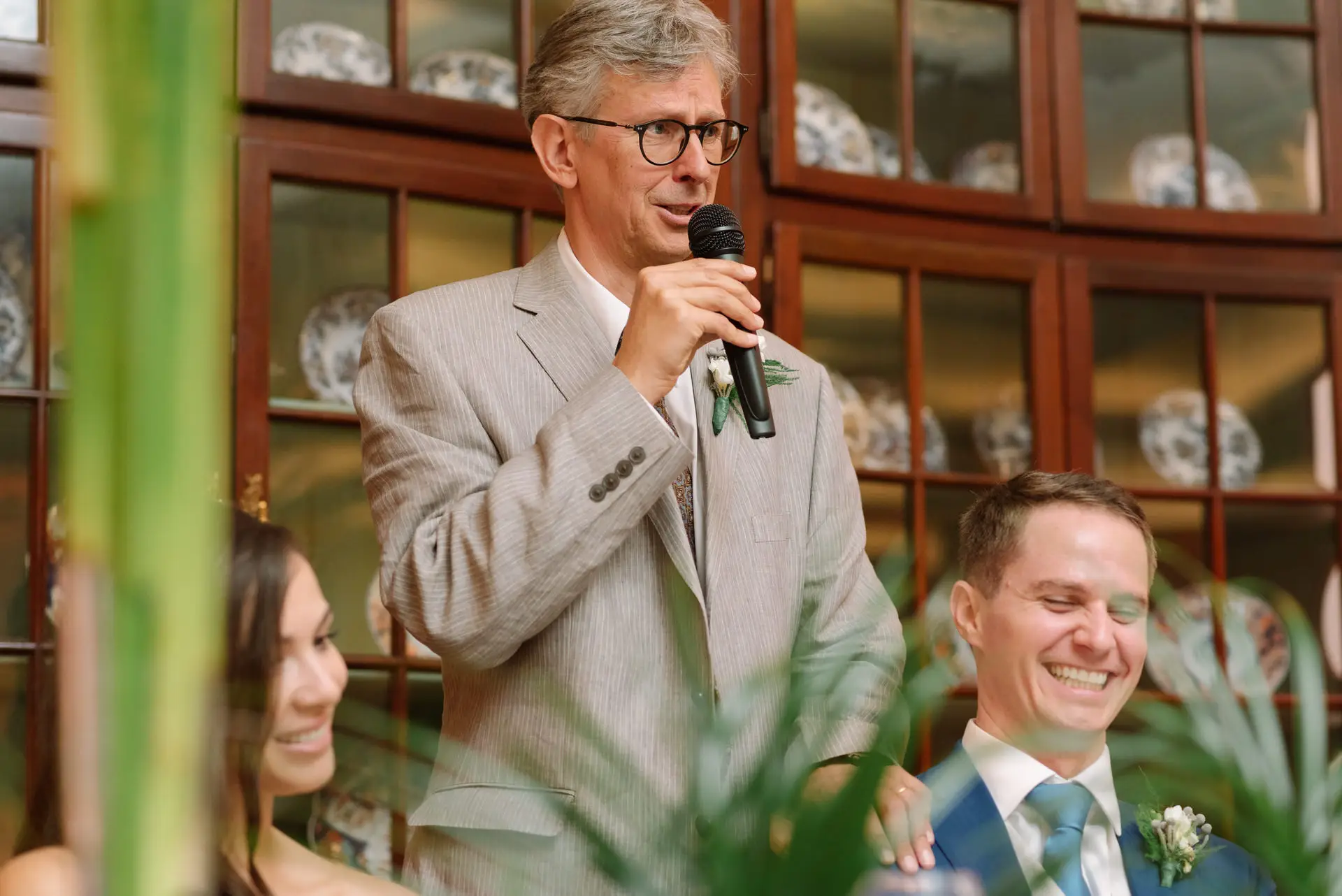 Brindis con micrófono de un invitado durante la cena, en la Quinta da Grila, Lisboa