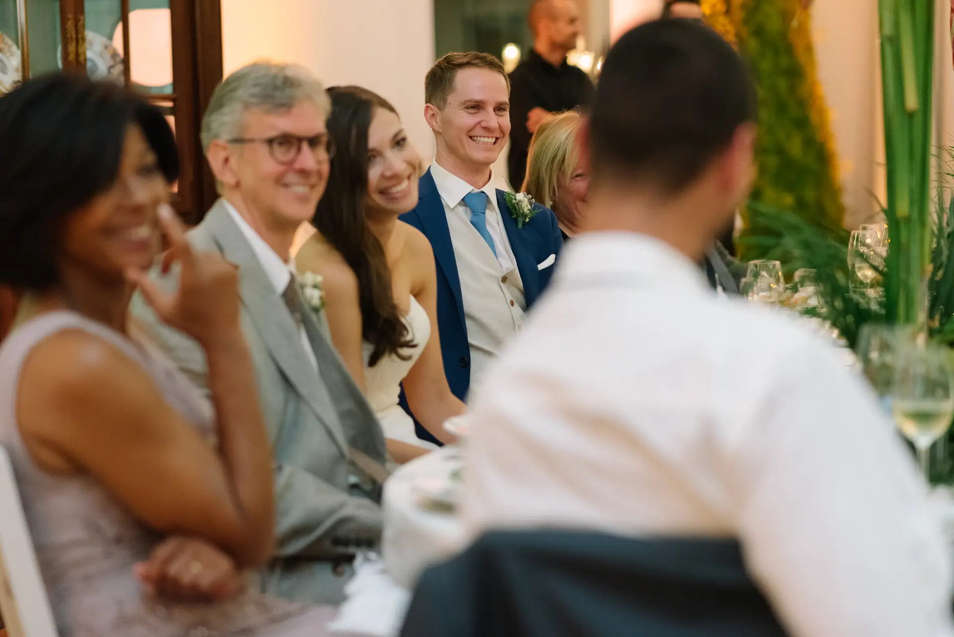 Alana y Quinn ríen en la mesa con su familia, en la Quinta da Grila, Lisboa