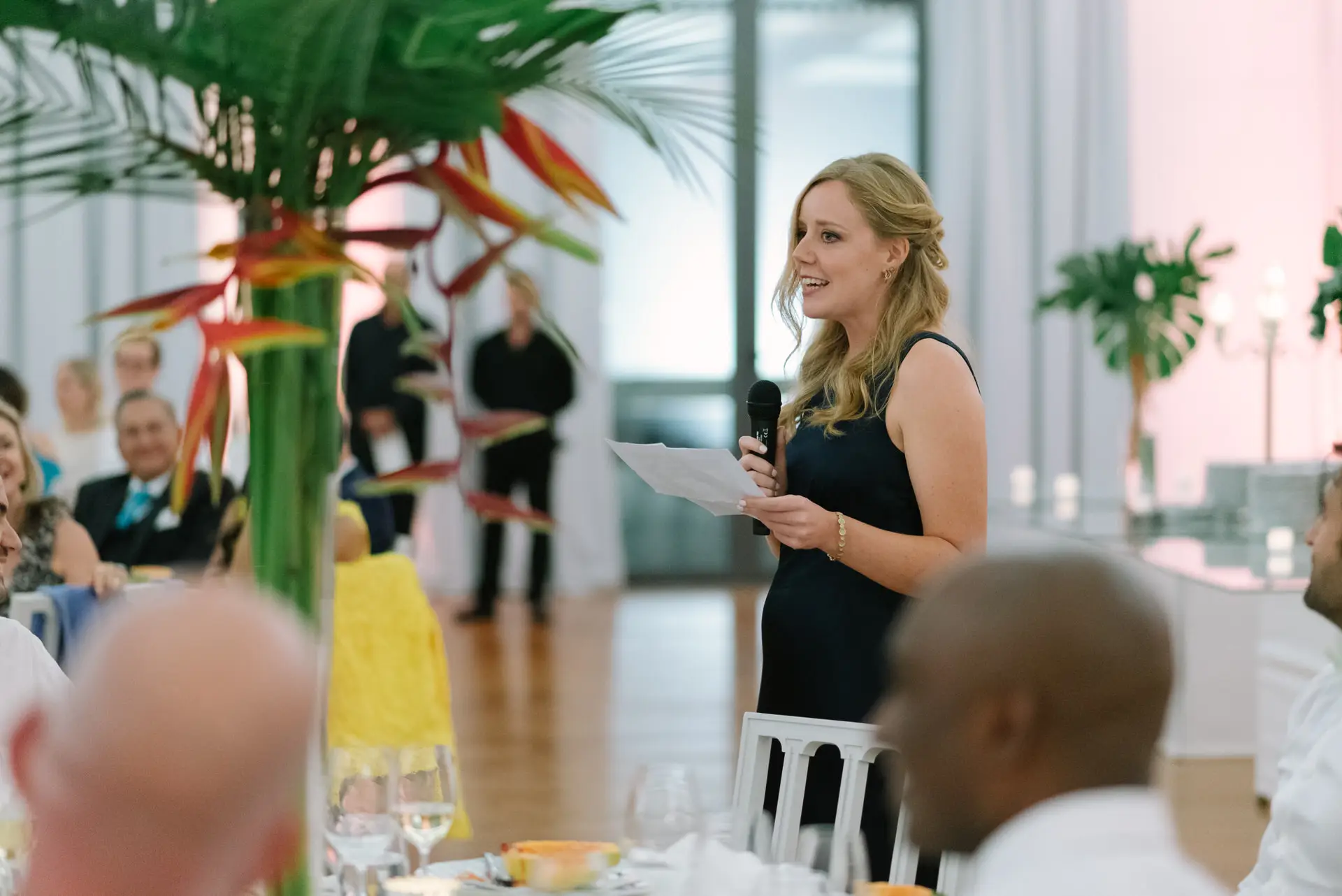 Una dama de honor da un discurso en el banquete, en la Quinta da Grila, Lisboa