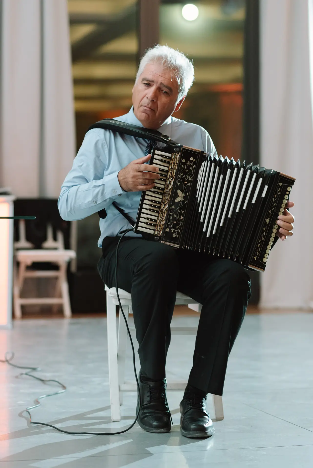 Acordeonista toca para los invitados, en la Quinta da Grila, Lisboa