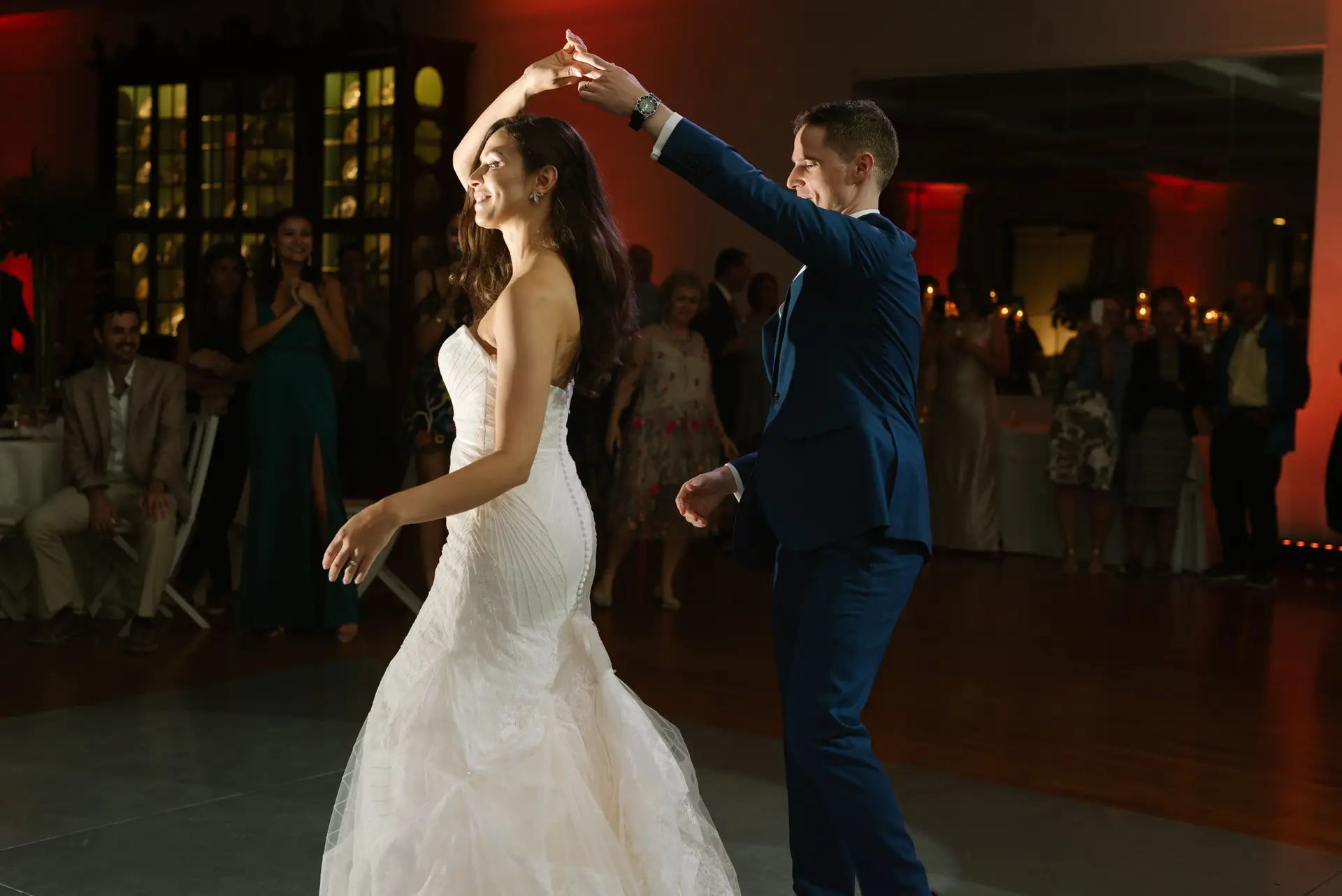 Quinn hace girar a Alana en el baile nupcial, en la Quinta da Grila, Lisboa