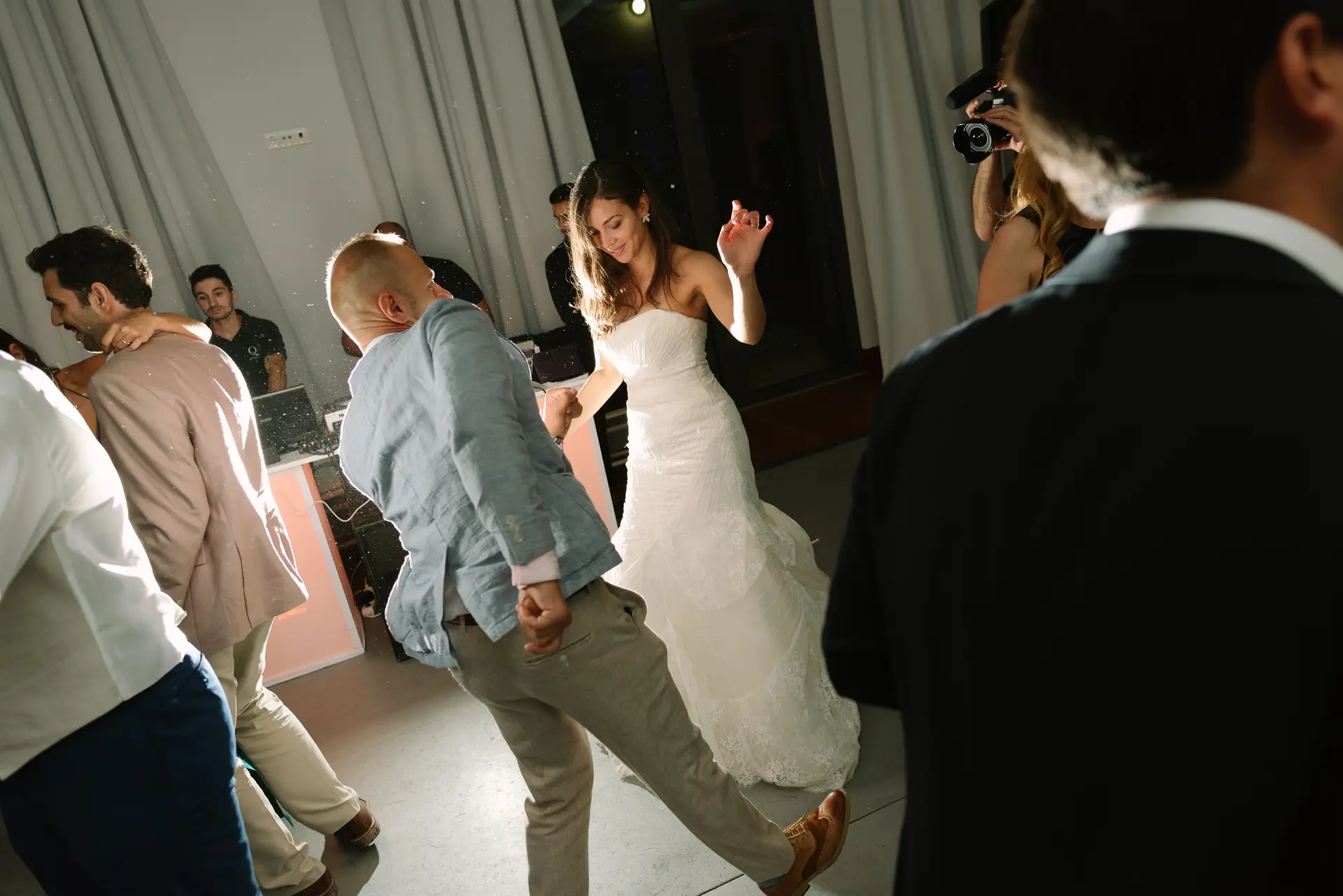Alana baila con los invitados en la pista, en la Quinta da Grila, Lisboa