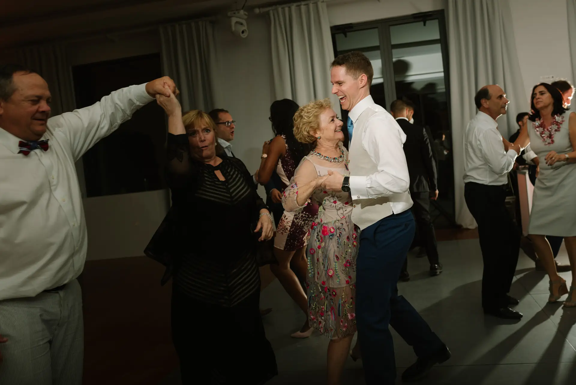 Invitados bailan en pareja en la fiesta, en la Quinta da Grila, Lisboa