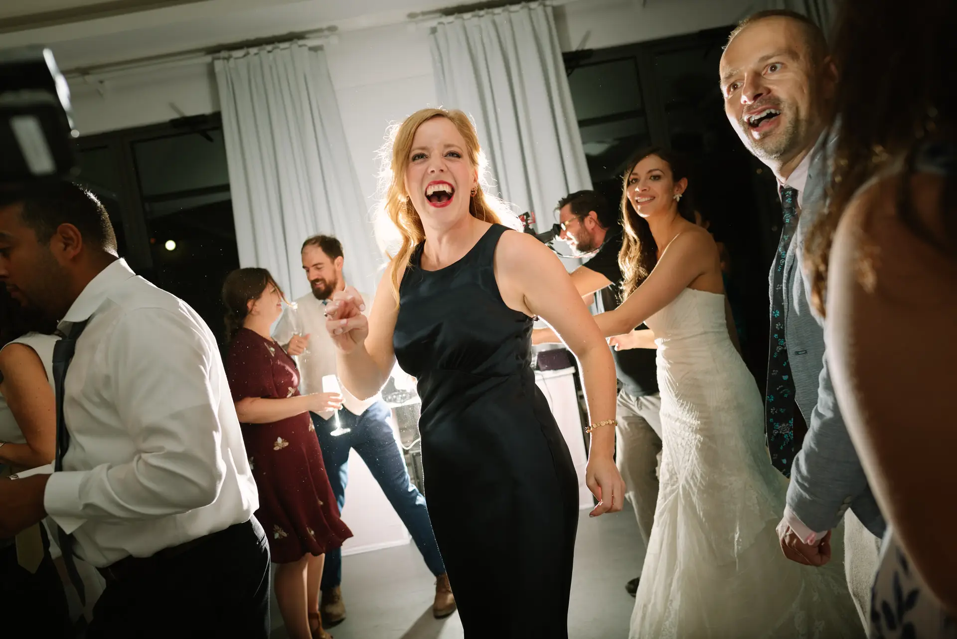 Una dama de honor baila riendo junto a Alana, en la Quinta da Grila, Lisboa
