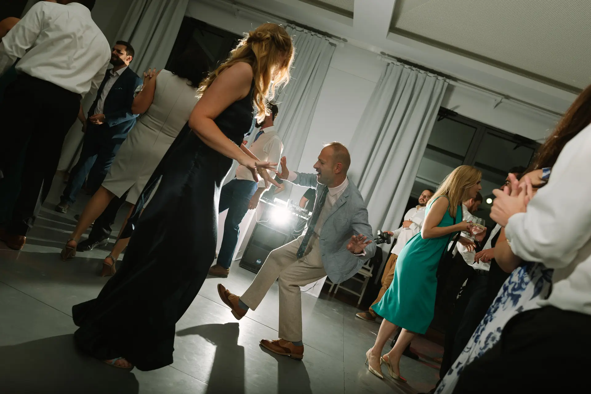 Invitados bailan bajo los focos al final de la noche, en la Quinta da Grila, Lisboa