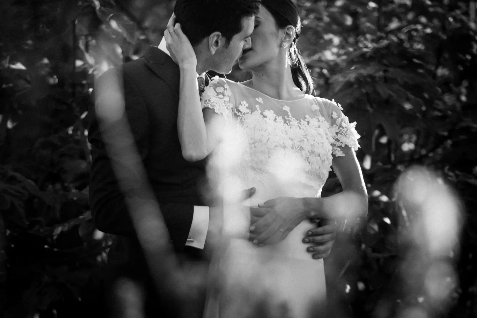 Rocío y Alberto abrazados, en blanco y negro