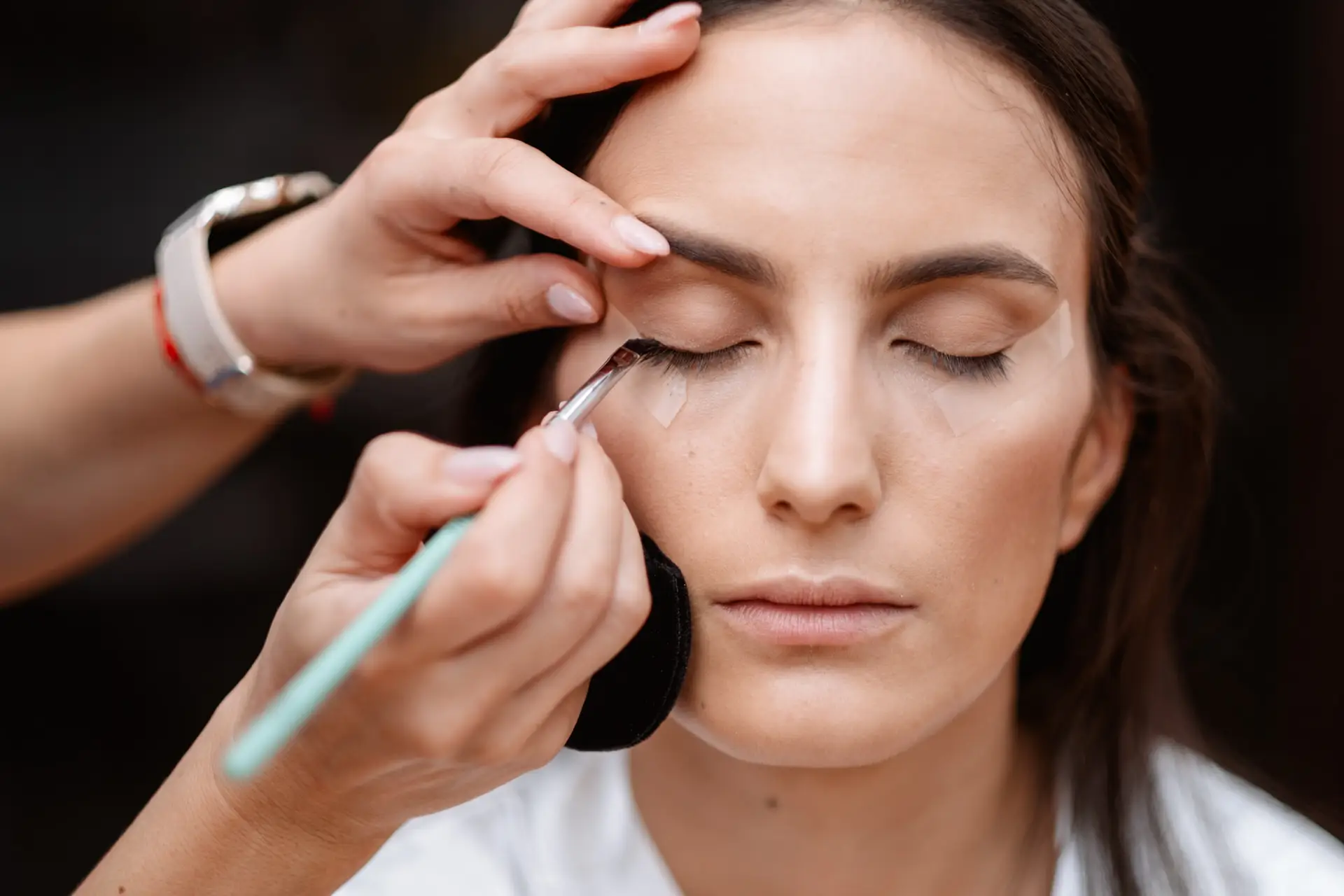 La maquilladora perfila los ojos de Rocío, en Jerez de los Caballeros