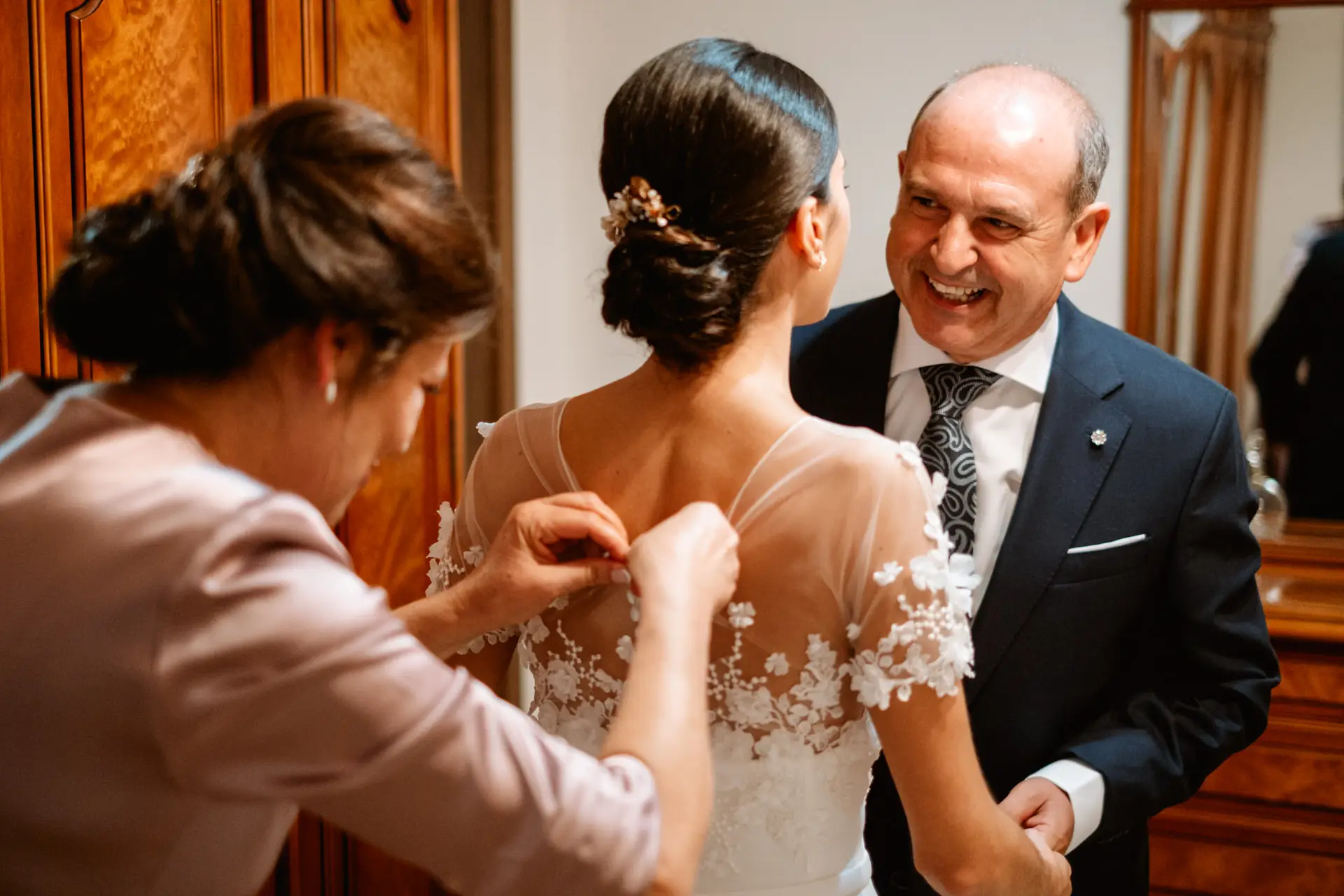 Su padre y una familiar abrochan el vestido de Rocío, en Jerez de los Caballeros