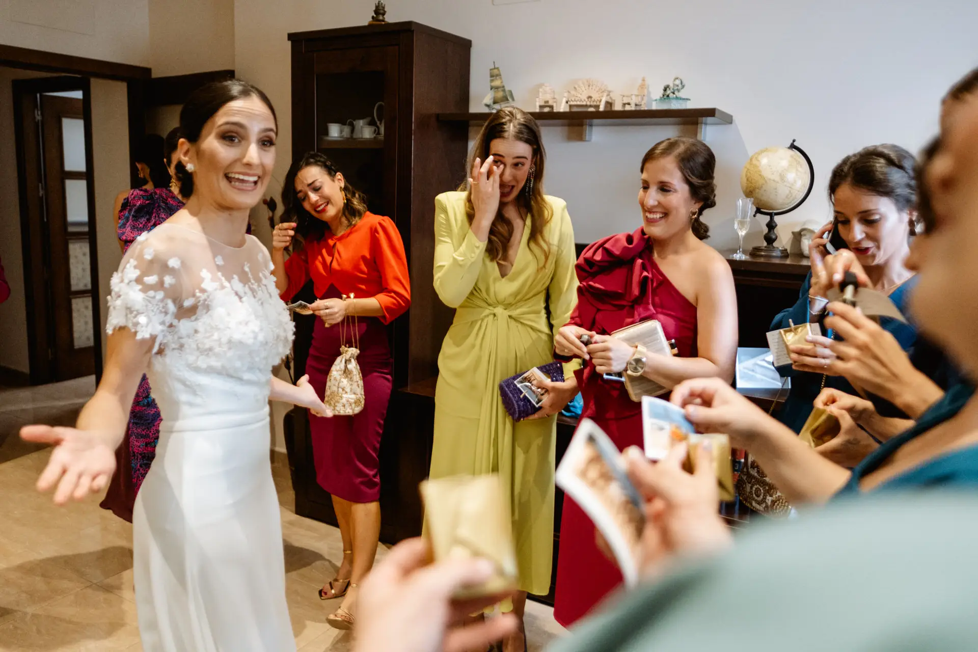 Rocío se ríe con sus amigas en el salón de casa, en Jerez de los Caballeros