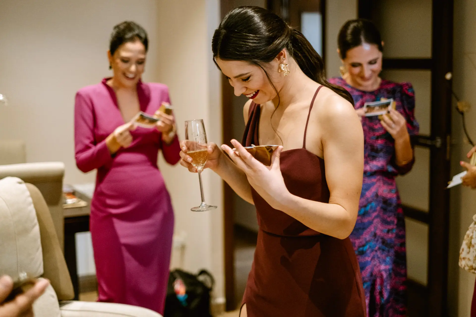 Las amigas de Rocío leen unas tarjetas, copa en mano, en Jerez de los Caballeros