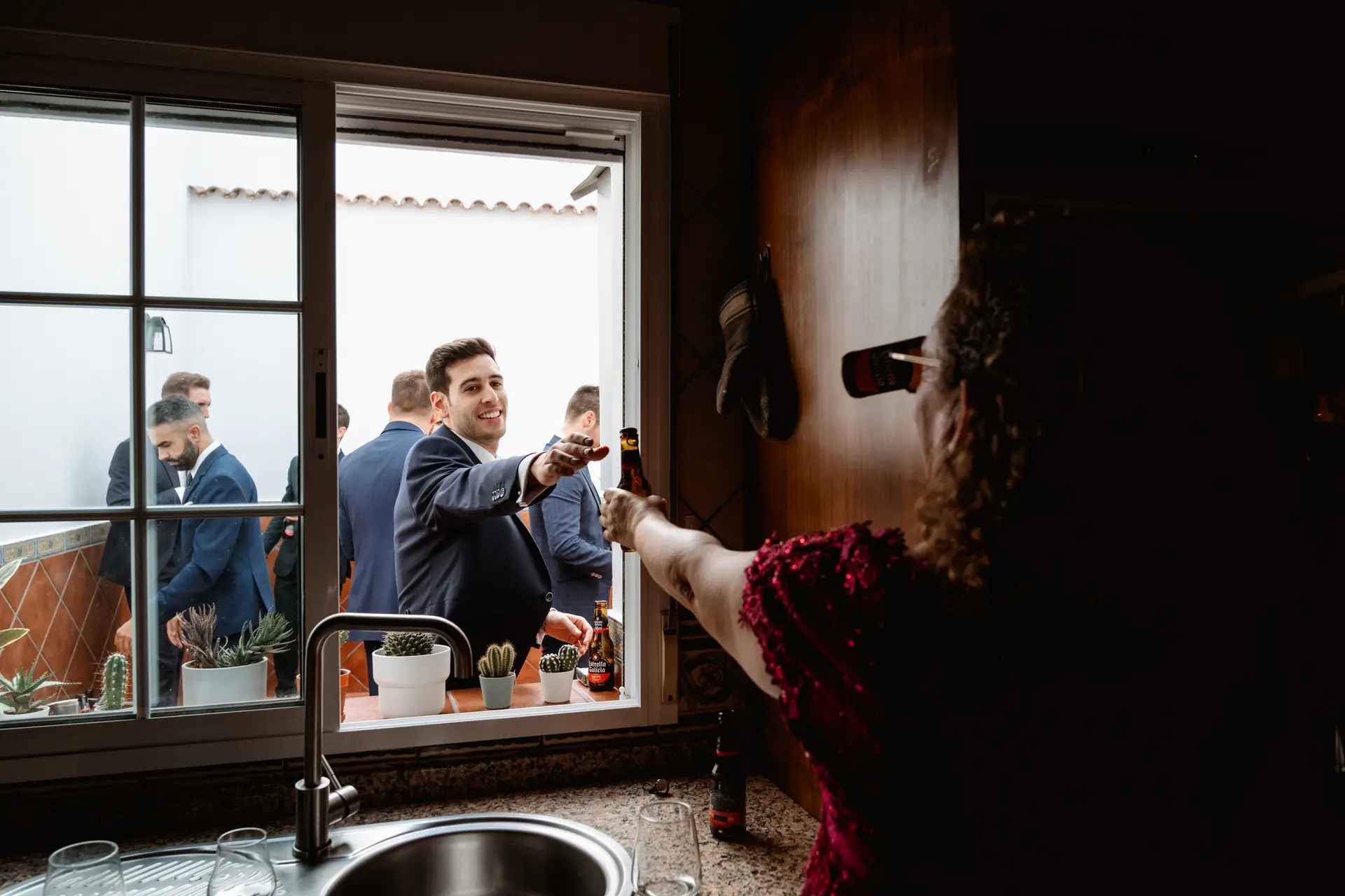 Los amigos de Alberto brindan, vistos desde la ventana de la cocina, en Jerez de los Caballeros