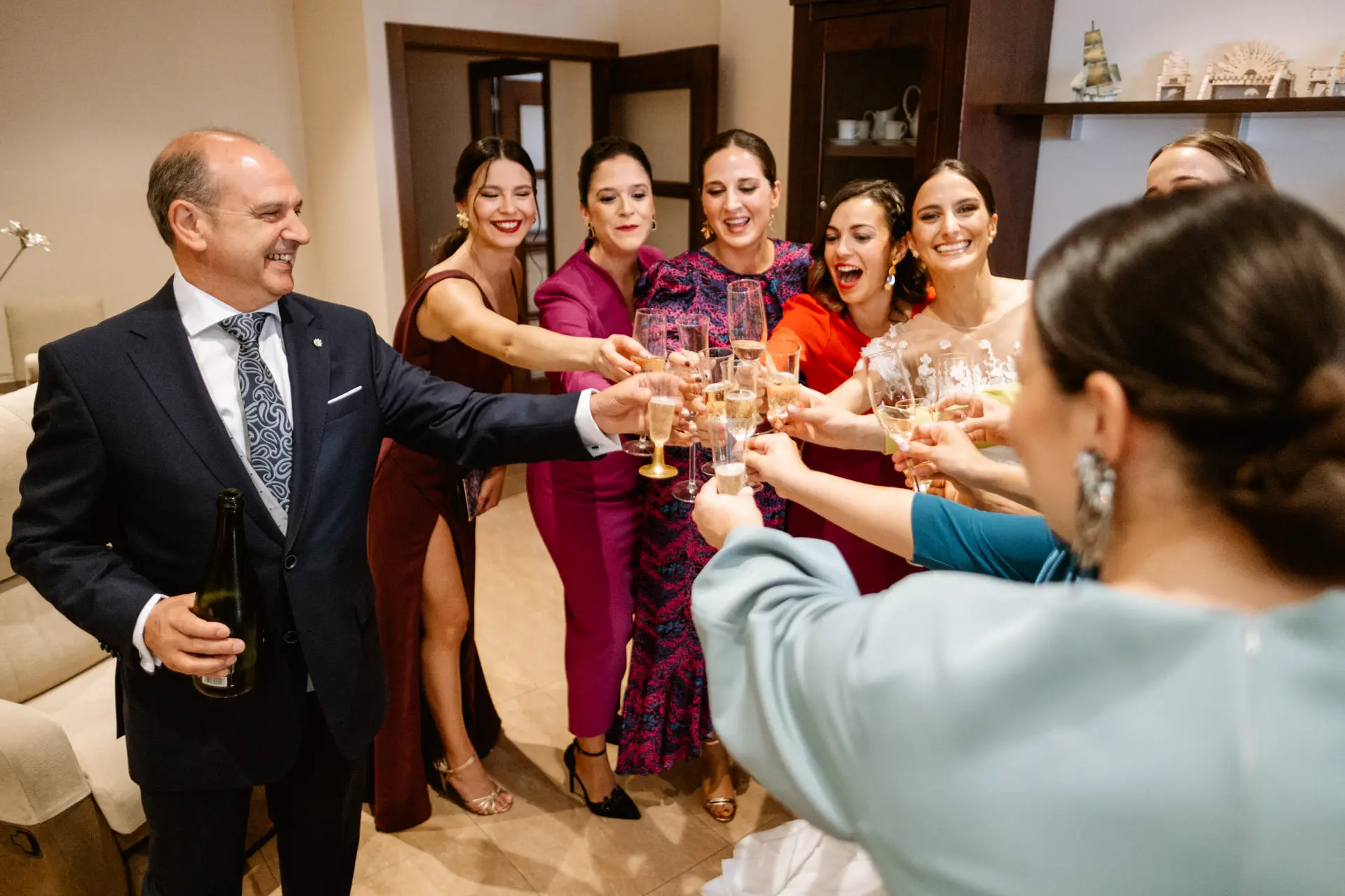 El padre de Rocío brinda con las amigas de la novia, en Jerez de los Caballeros