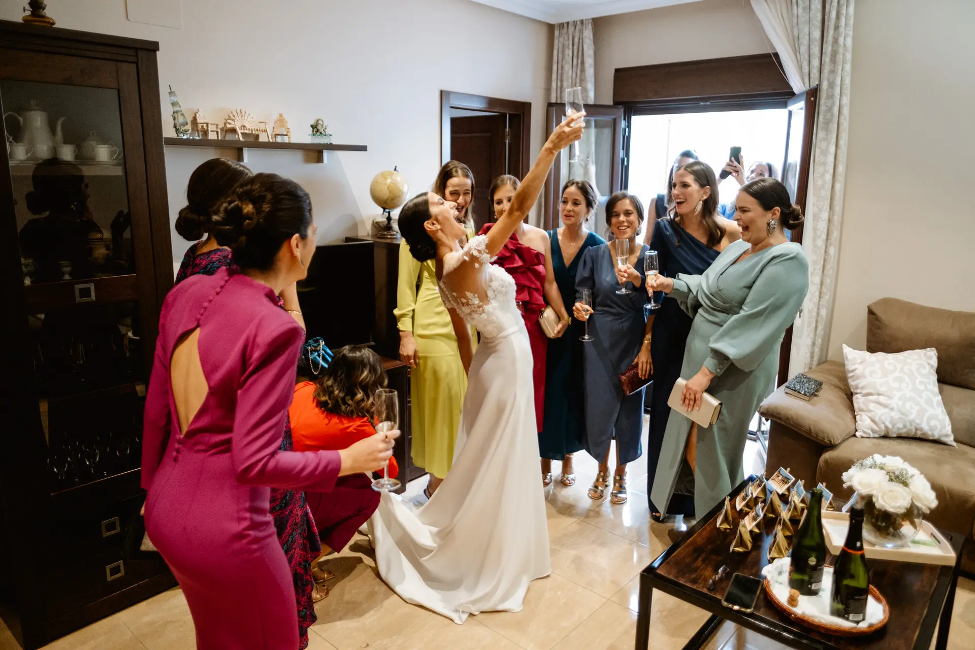Rocío celebra con su familia y sus amigas en el salón, en Jerez de los Caballeros