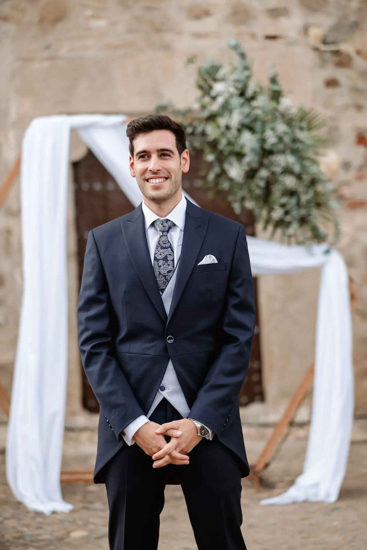 Alberto espera a Rocío junto a las telas blancas del altar, en Jerez de los Caballeros