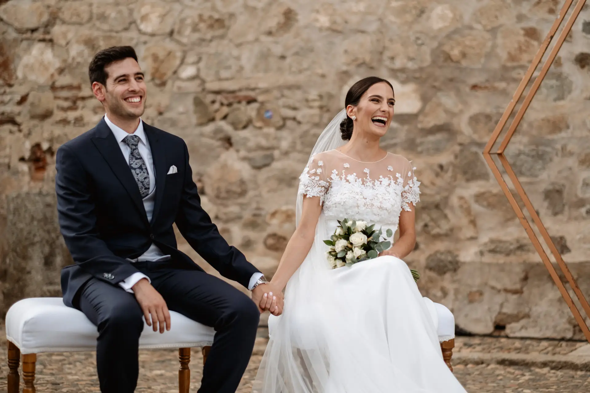 Rocío y Alberto se ríen sentados en la ceremonia, en Jerez de los Caballeros