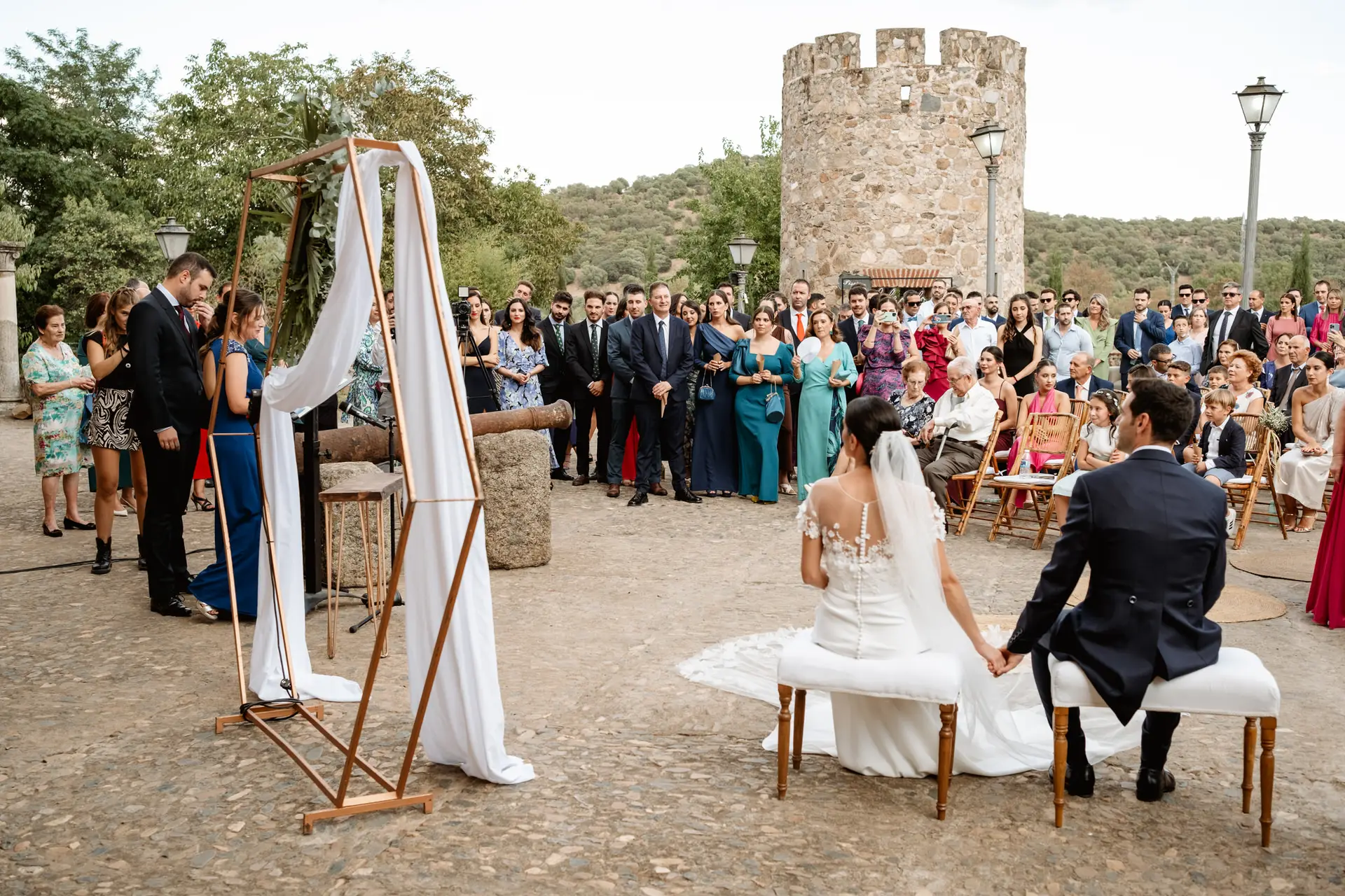 La ceremonia en el patio del castillo, con la torre al fondo