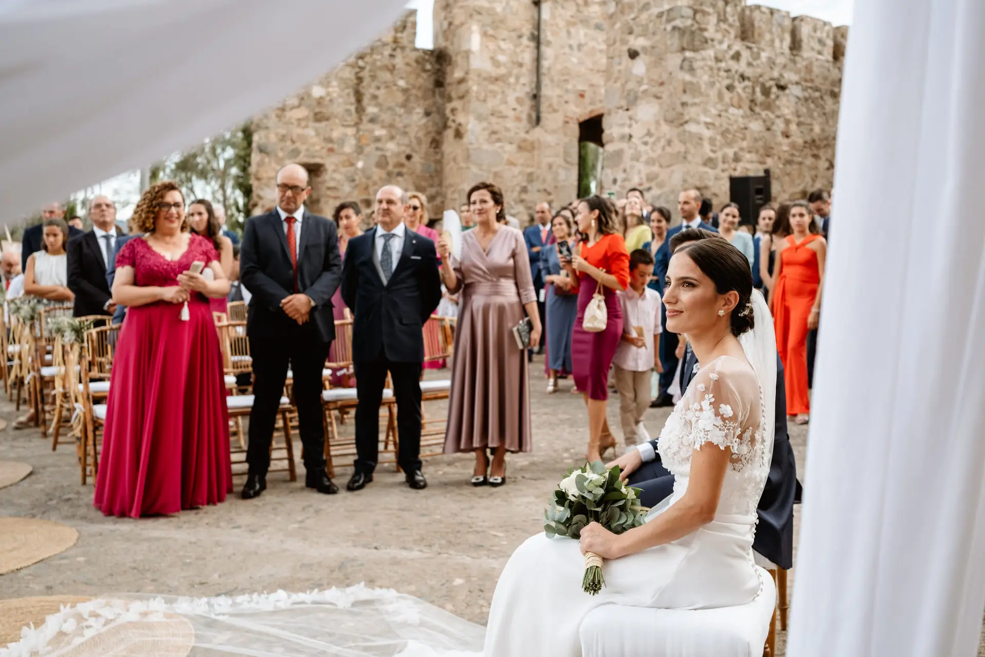 Rocío mira a los invitados durante la ceremonia, en Jerez de los Caballeros