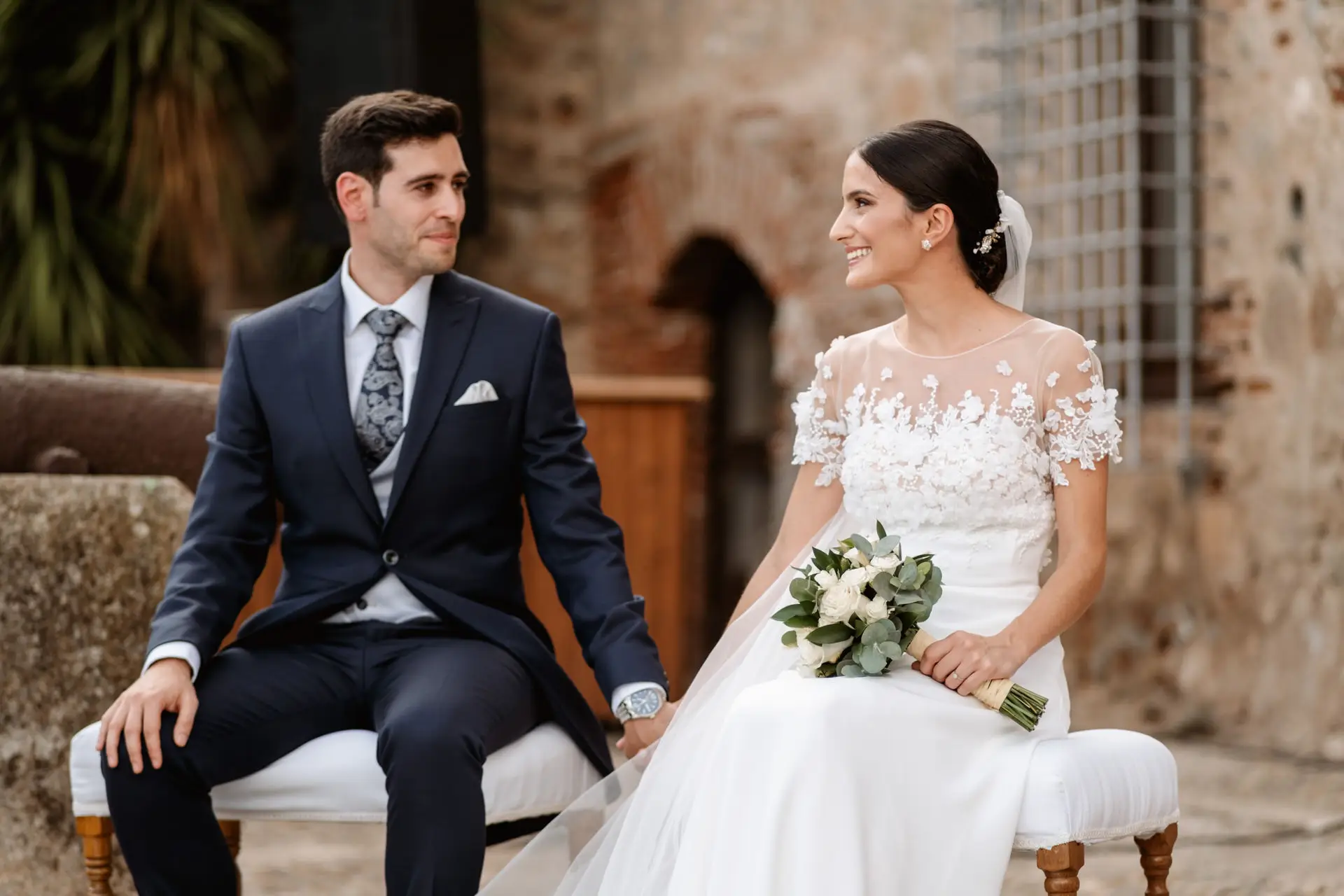 Rocío y Alberto se miran y sonríen, en Jerez de los Caballeros