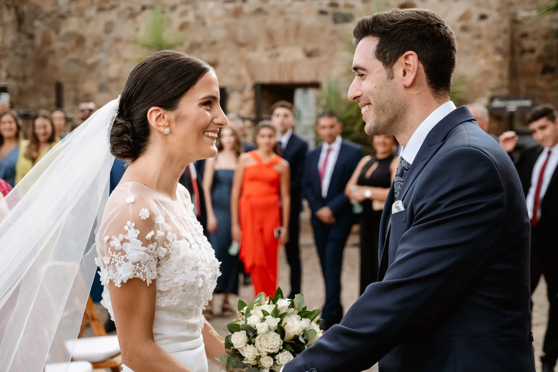 Rocío y Alberto se ríen mirándose, en Jerez de los Caballeros