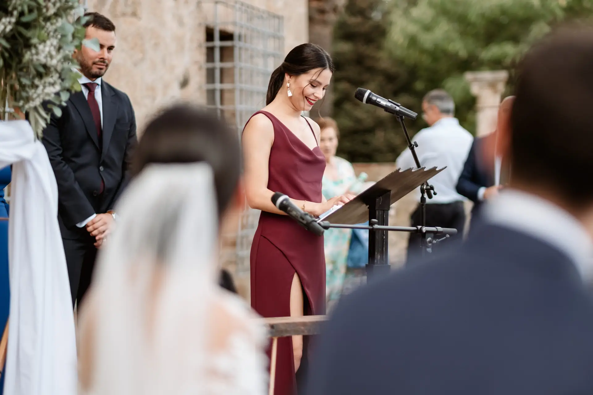 Una invitada lee en el atril durante la ceremonia, en Jerez de los Caballeros