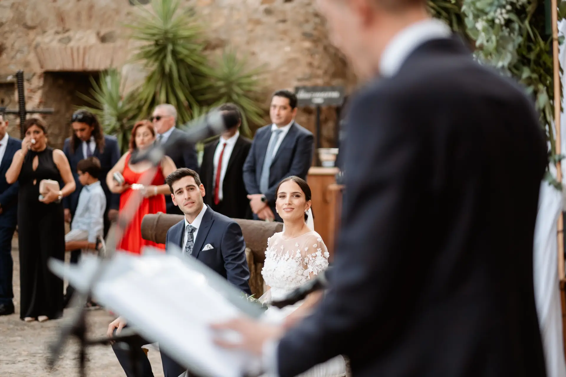 Un invitado lee unas palabras a los novios, en Jerez de los Caballeros