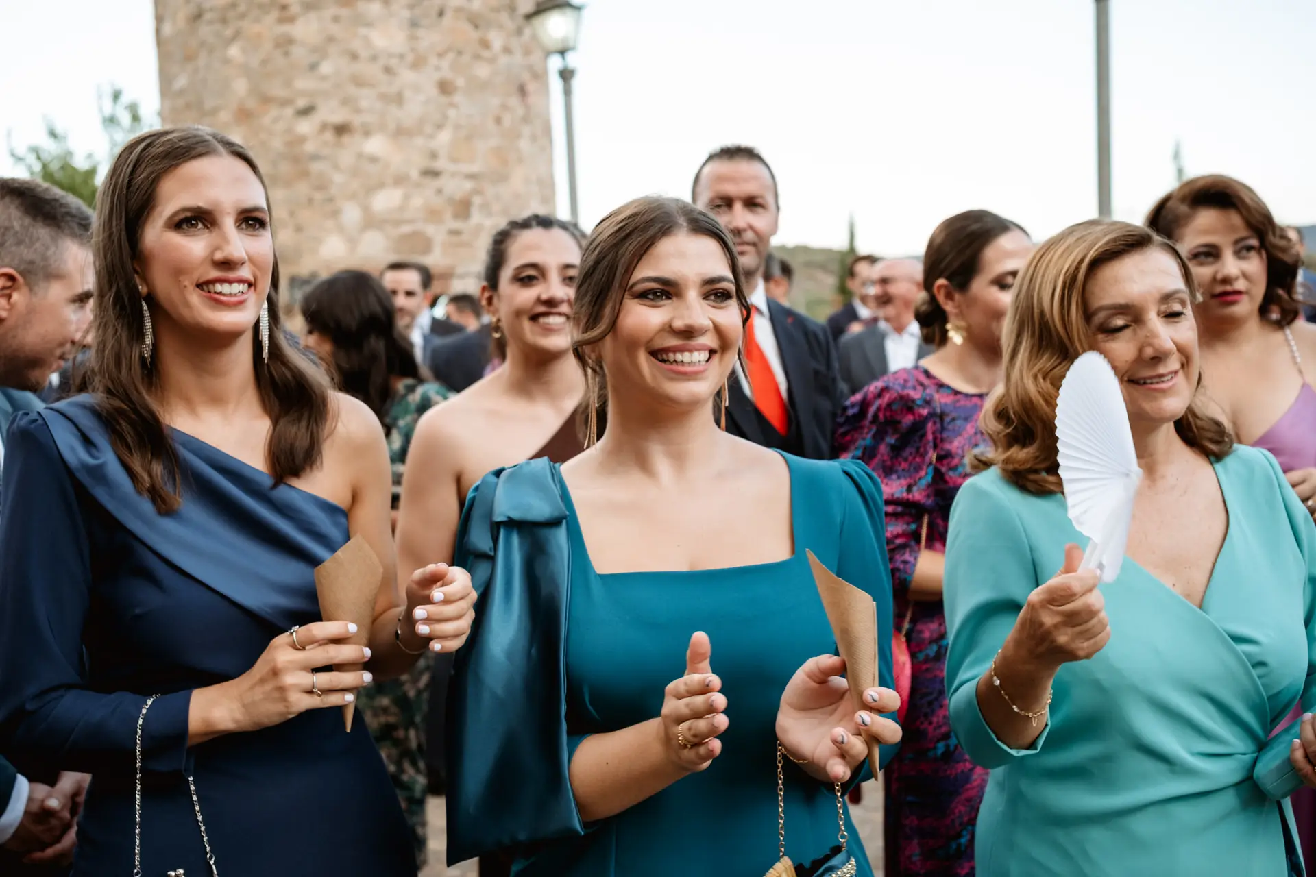 Las invitadas se ríen y aplauden, en Jerez de los Caballeros