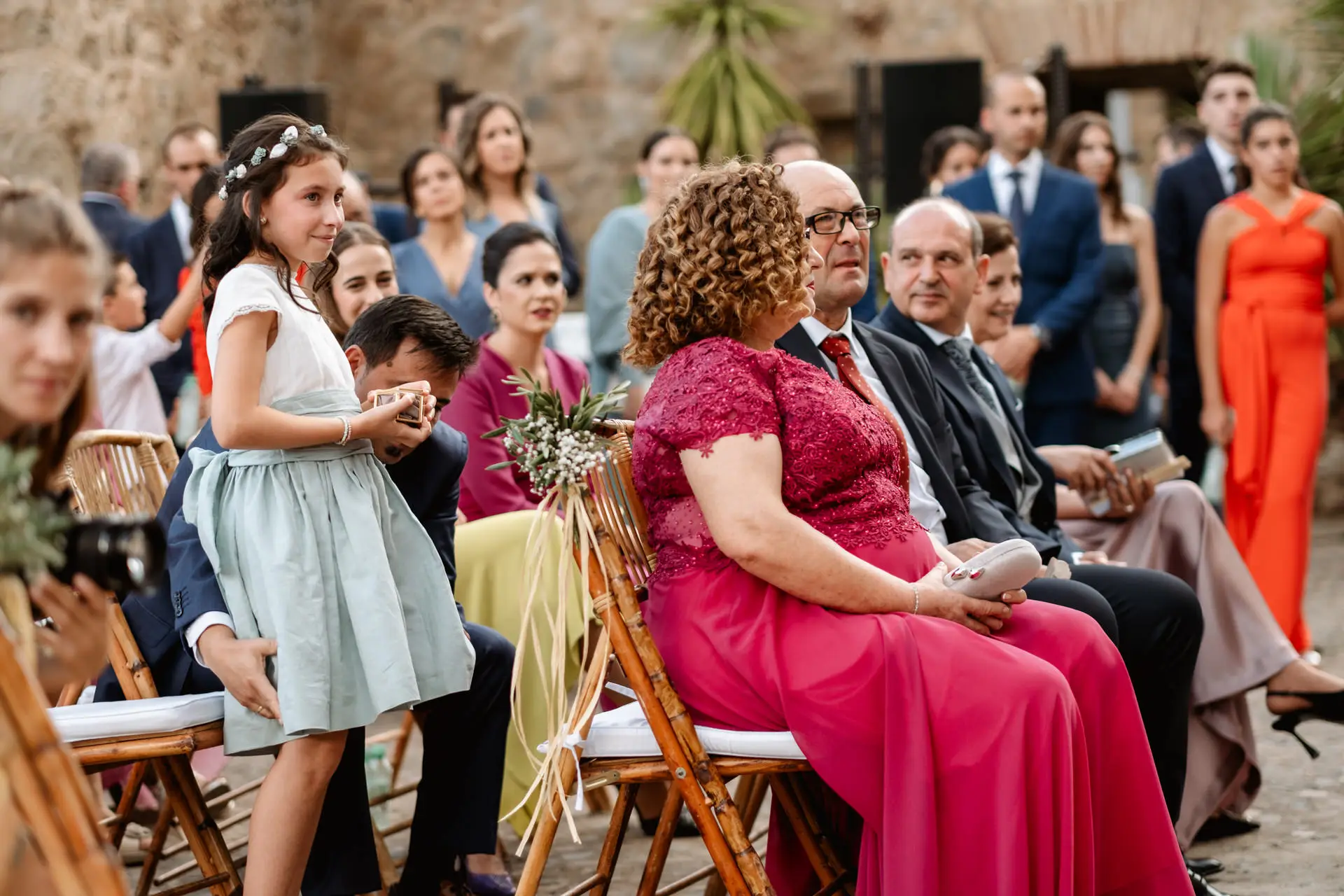 Invitados sentados sonríen durante la ceremonia, en Jerez de los Caballeros