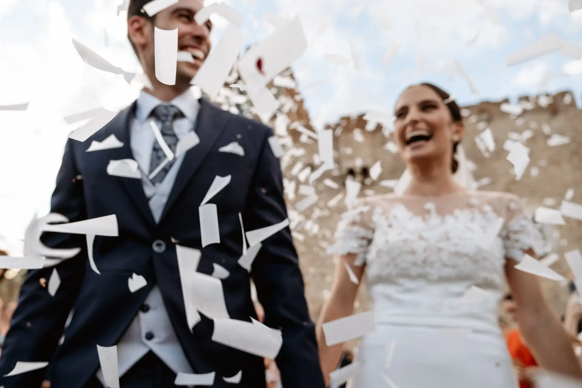 Papelillos blancos sobre Rocío y Alberto a la salida, en Jerez de los Caballeros