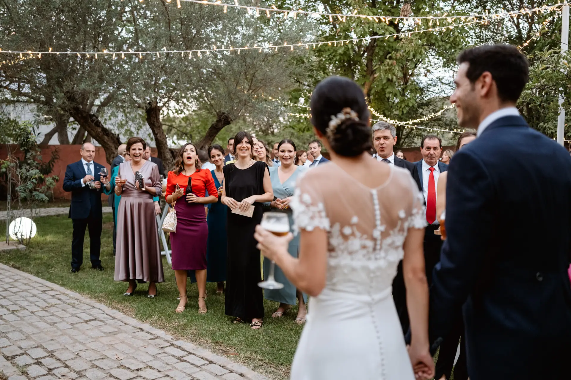 Rocío saluda a los invitados en el jardín del cóctel, en Jerez de los Caballeros