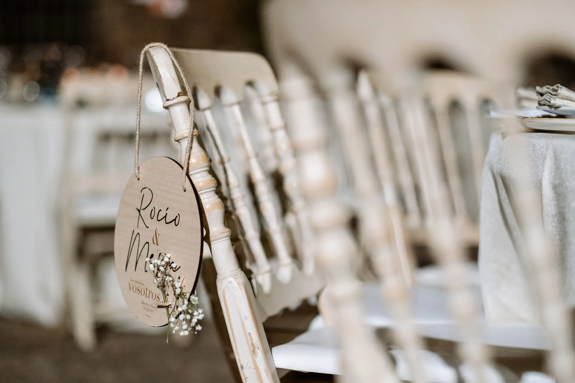 La silla de la novia con su cartel de madera, en Jerez de los Caballeros