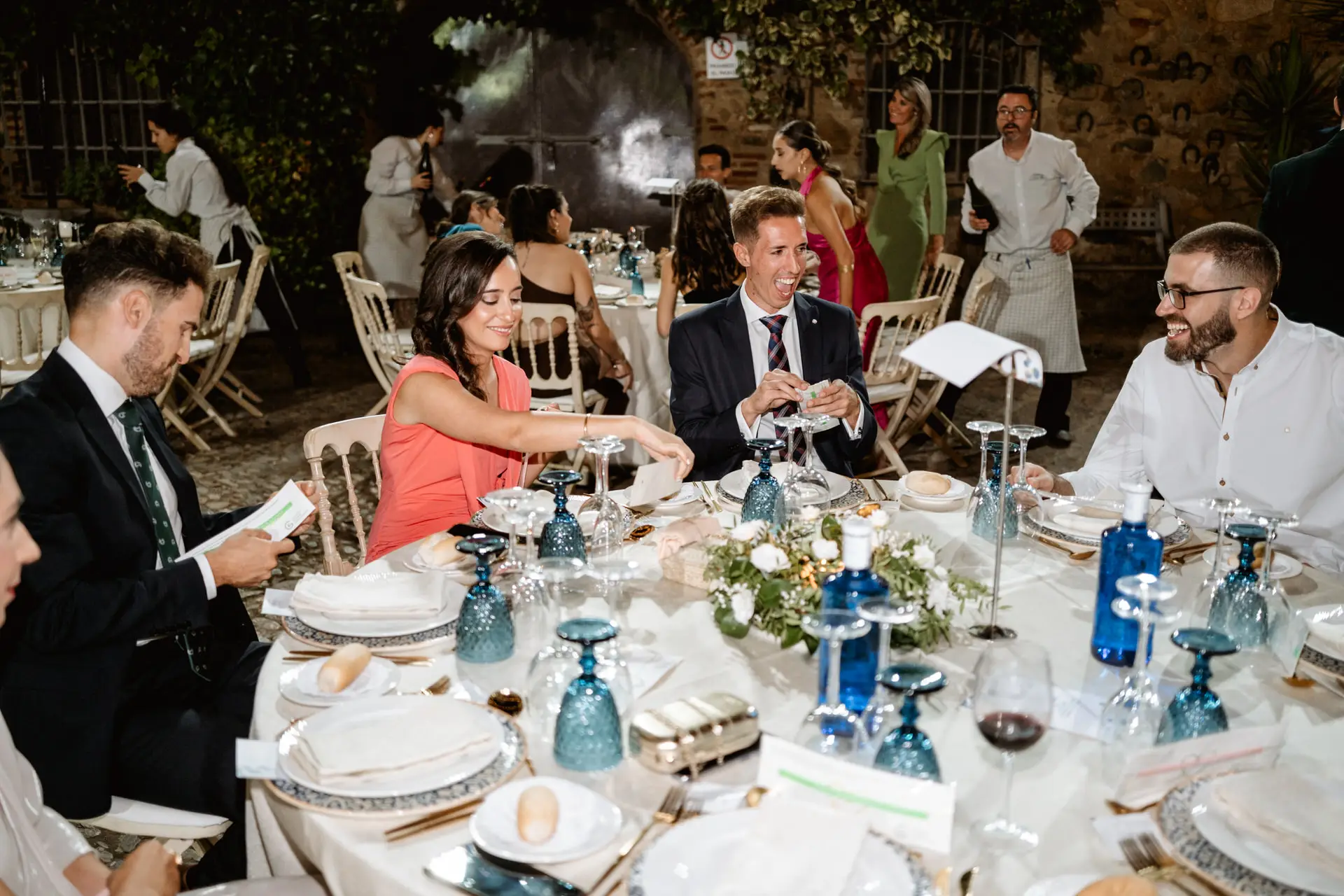 Invitados cenando en una mesa redonda, en Jerez de los Caballeros
