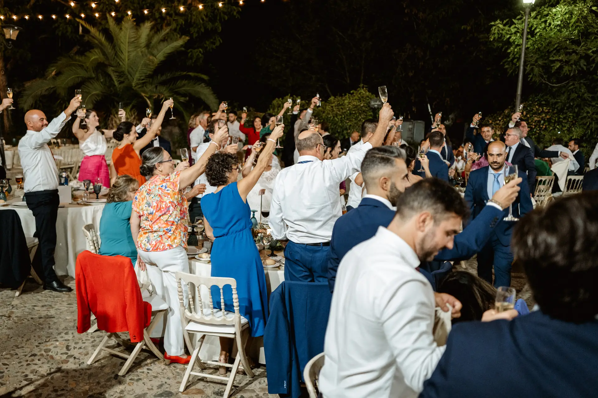 Los invitados agitan las servilletas durante la cena, en Jerez de los Caballeros
