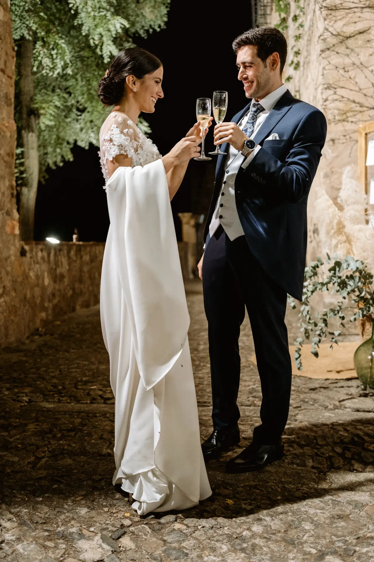 Rocío y Alberto brindan junto a un muro de piedra, en Jerez de los Caballeros