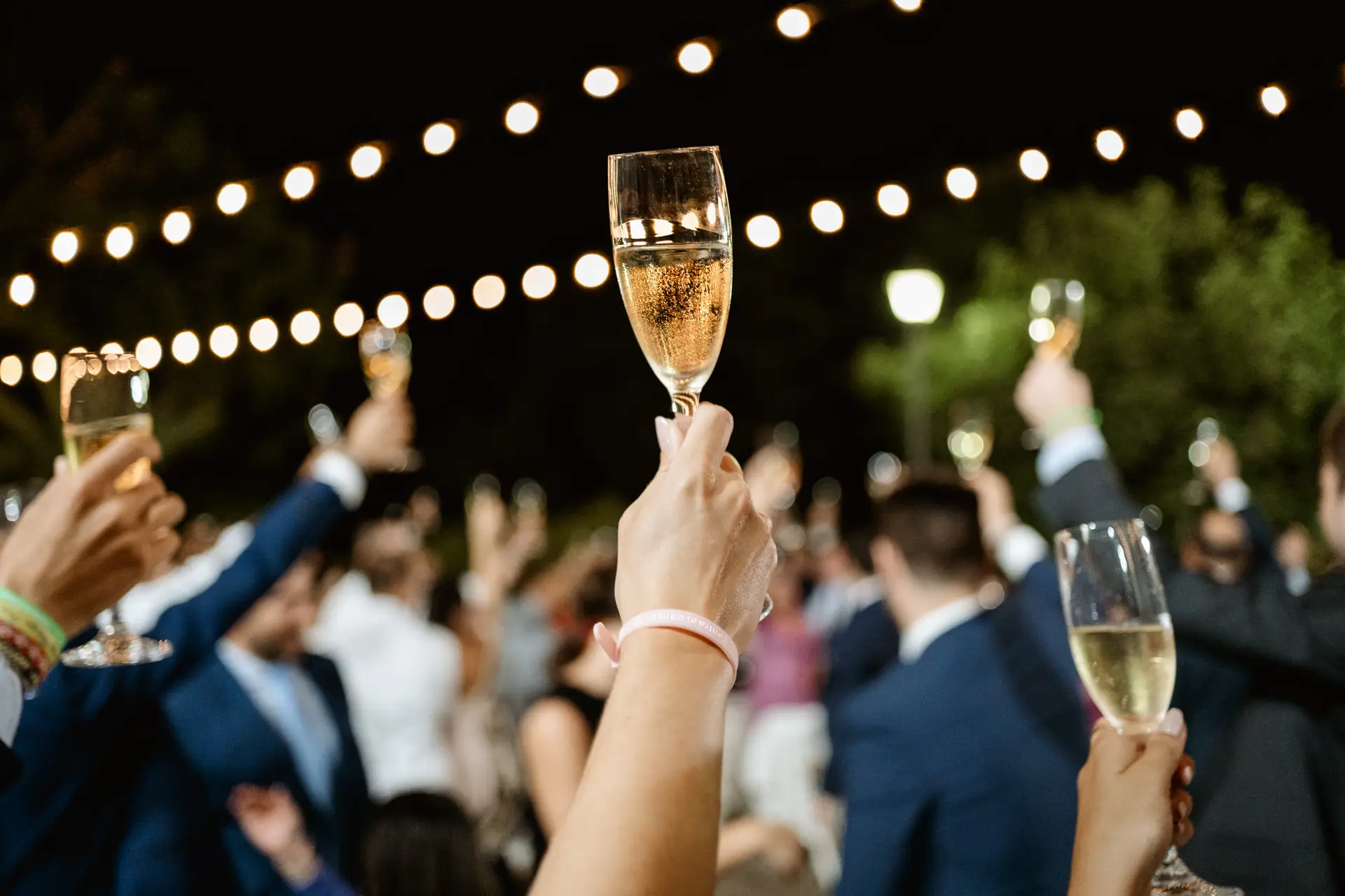 Copas en alto para el brindis bajo las luces, en Jerez de los Caballeros