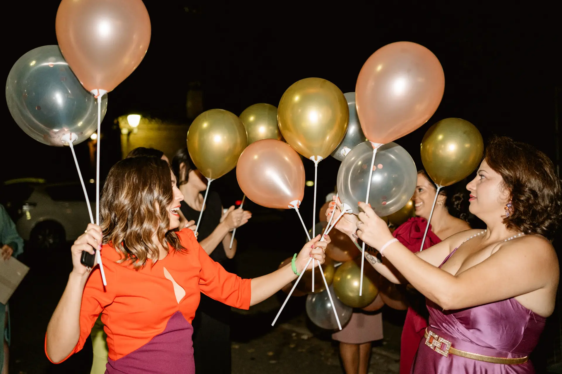 Invitadas con globos dorados y rosas, en Jerez de los Caballeros